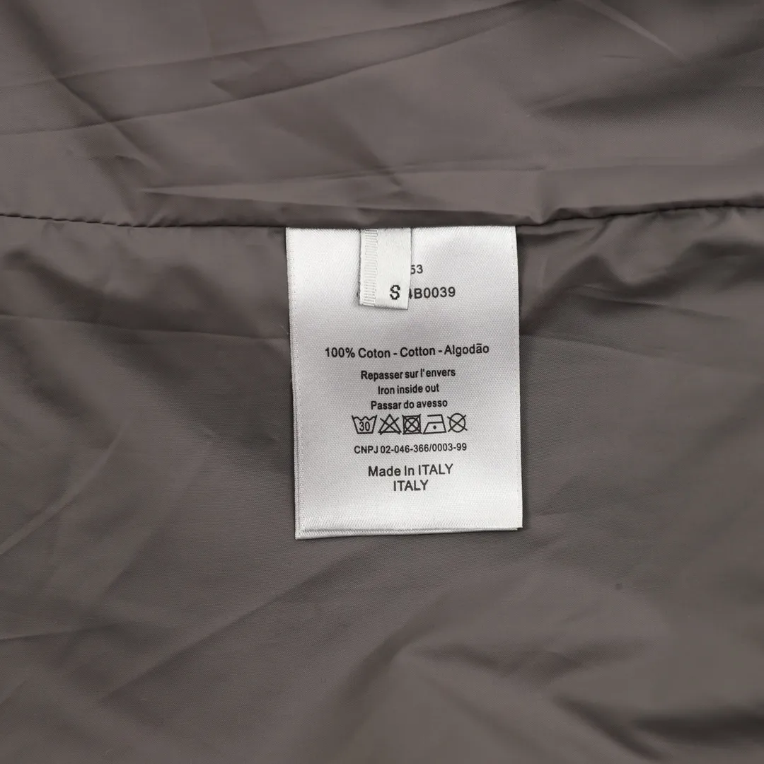 🅿️570 DIOR/Dior embroidered patchwork baseball jacket. Warm reminder: It is recommended to hand wash or dry clean! ! This year is particularly popular. Baseball uniform jackets are available at all levels on the market (you must compare the details). The most powerful quality control. Baseball uniforms have been produced and researched for 7 years. The details are exquisite. With it, you will be the most handsome boy in the world. The fully painted four-button buckle (button with LOGO), the fabric is customized for more than a month. It is not ready-made in the market. It is made of wool blend, custom-woven and dyed. It has high color fastness. It is recommended to hand wash or dry clean for the first time. "Custom-woven knitted rib at the hem", the lining is made of silky and delicate cupro fiber material, which can be worn directly next to the body. It is extremely comfortable, a heavyweight item, purchase version! Size：XS-L