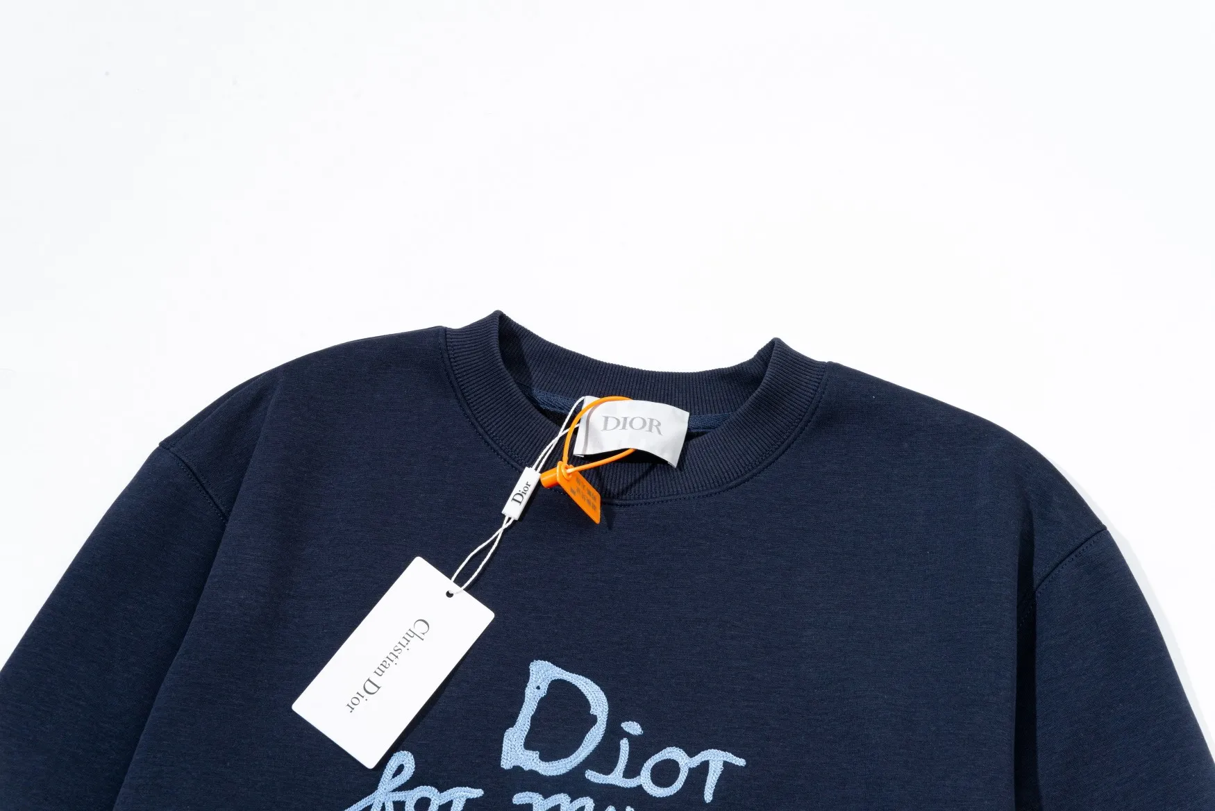 🅿️290 Dior DIOR's new embroidered round neck sweatshirt, the fabric is comfortable and soft. Composite Austrian velvet. High quality 🔥 Logo letters on the front are embroidered with high craftsmanship, and the ribs are specially customized to restore the trend brought by special craftsmanship. Customized dyeing, complete with three standards. Non-market ordinary version. Compare at will. Quality is absolutely guaranteed. Same style for men and women. Color: Black White Navy Code Number: S M L XL [Style No. A3352]