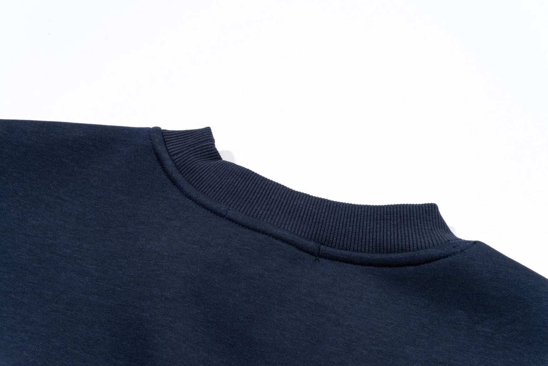 🅿️290 Dior DIOR's new embroidered round neck sweatshirt, the fabric is comfortable and soft. Composite Austrian velvet. High quality 🔥 Logo letters on the front are embroidered with high craftsmanship, and the ribs are specially customized to restore the trend brought by special craftsmanship. Customized dyeing, complete with three standards. Non-market ordinary version. Compare at will. Quality is absolutely guaranteed. Same style for men and women. Color: Black White Navy Code Number: S M L XL [Style No. A3352]