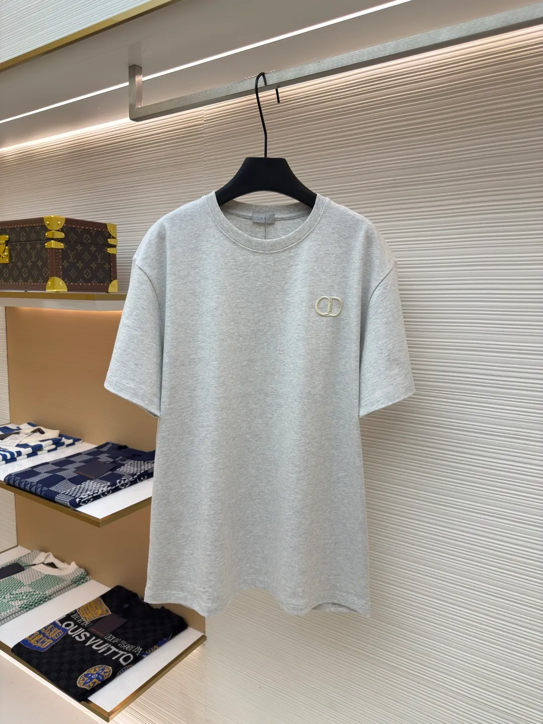 DIOR CD letter embroidered round neck short sleeves ●Authentic product: Purchased and developed for 5800 ●Item number: 1680434-A00 ●Fabric: pure cotton fabric ●Technology: embroidery process ●Version: Fitted version ●Weight: about 405 grams ●Size: XS-S-M-L ●Description: The color is custom-woven and dyed, and the "CD" design on the chest. A perfect fashionable and trendy item! The oversize version is very slimming and can be worn with a T-skirt or shorts. Who wouldn’t love it? The texture of the customized fabric is super versatile and can be worn in all seasons. The overall routing is straight and delicate, the fabric is comfortable and soft, and the color is consistent with no color difference. It can be matched with the same style to create a fashionable look and control various occasions. Customized accessories, complete with three labels, same style for men and women!