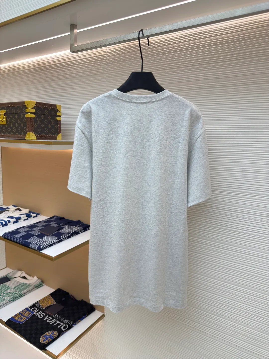 DIOR CD letter embroidered round neck short sleeves ●Authentic product: Purchased and developed for 5800 ●Item number: 1680434-A00 ●Fabric: pure cotton fabric ●Technology: embroidery process ●Version: Fitted version ●Weight: about 405 grams ●Size: XS-S-M-L ●Description: The color is custom-woven and dyed, and the "CD" design on the chest. A perfect fashionable and trendy item! The oversize version is very slimming and can be worn with a T-skirt or shorts. Who wouldn’t love it? The texture of the customized fabric is super versatile and can be worn in all seasons. The overall routing is straight and delicate, the fabric is comfortable and soft, and the color is consistent with no color difference. It can be matched with the same style to create a fashionable look and control various occasions. Customized accessories, complete with three labels, same style for men and women!