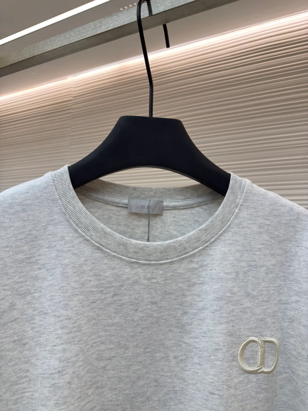 DIOR CD letter embroidered round neck short sleeves ●Authentic product: Purchased and developed for 5800 ●Item number: 1680434-A00 ●Fabric: pure cotton fabric ●Technology: embroidery process ●Version: Fitted version ●Weight: about 405 grams ●Size: XS-S-M-L ●Description: The color is custom-woven and dyed, and the "CD" design on the chest. A perfect fashionable and trendy item! The oversize version is very slimming and can be worn with a T-skirt or shorts. Who wouldn’t love it? The texture of the customized fabric is super versatile and can be worn in all seasons. The overall routing is straight and delicate, the fabric is comfortable and soft, and the color is consistent with no color difference. It can be matched with the same style to create a fashionable look and control various occasions. Customized accessories, complete with three labels, same style for men and women!