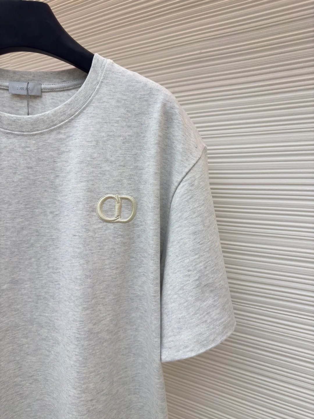 DIOR CD letter embroidered round neck short sleeves ●Authentic product: Purchased and developed for 5800 ●Item number: 1680434-A00 ●Fabric: pure cotton fabric ●Technology: embroidery process ●Version: Fitted version ●Weight: about 405 grams ●Size: XS-S-M-L ●Description: The color is custom-woven and dyed, and the "CD" design on the chest. A perfect fashionable and trendy item! The oversize version is very slimming and can be worn with a T-skirt or shorts. Who wouldn’t love it? The texture of the customized fabric is super versatile and can be worn in all seasons. The overall routing is straight and delicate, the fabric is comfortable and soft, and the color is consistent with no color difference. It can be matched with the same style to create a fashionable look and control various occasions. Customized accessories, complete with three labels, same style for men and women!