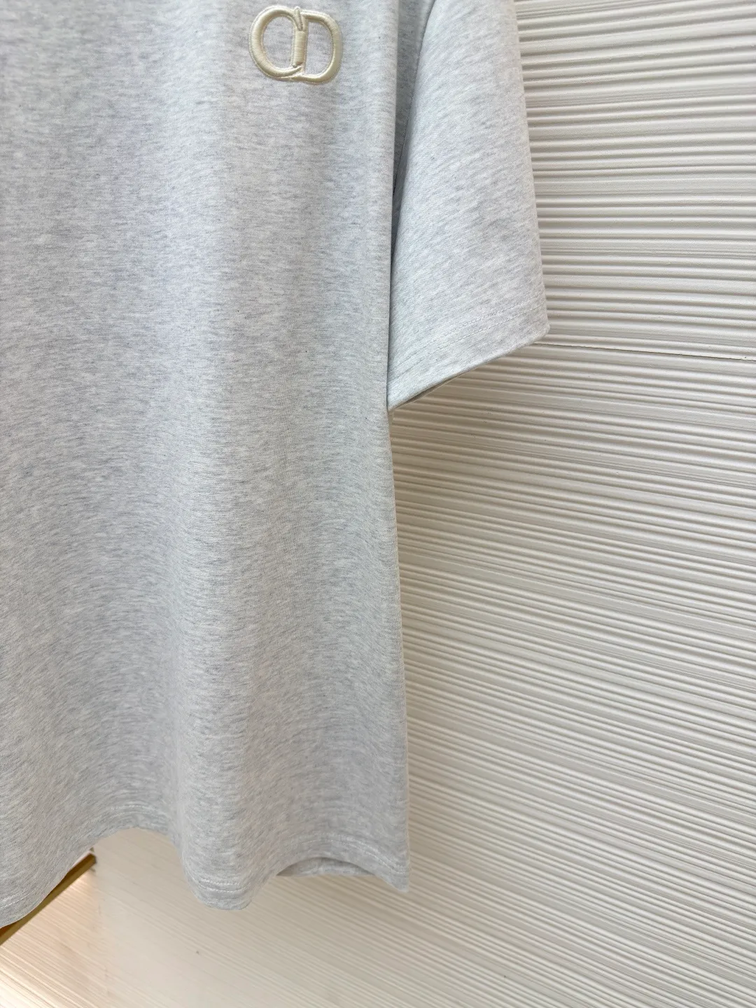 DIOR CD letter embroidered round neck short sleeves ●Authentic product: Purchased and developed for 5800 ●Item number: 1680434-A00 ●Fabric: pure cotton fabric ●Technology: embroidery process ●Version: Fitted version ●Weight: about 405 grams ●Size: XS-S-M-L ●Description: The color is custom-woven and dyed, and the "CD" design on the chest. A perfect fashionable and trendy item! The oversize version is very slimming and can be worn with a T-skirt or shorts. Who wouldn’t love it? The texture of the customized fabric is super versatile and can be worn in all seasons. The overall routing is straight and delicate, the fabric is comfortable and soft, and the color is consistent with no color difference. It can be matched with the same style to create a fashionable look and control various occasions. Customized accessories, complete with three labels, same style for men and women!