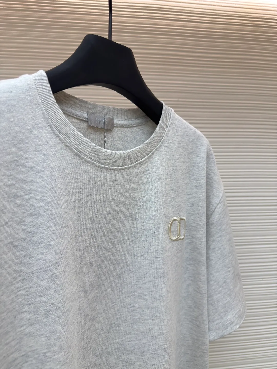 DIOR CD letter embroidered round neck short sleeves ●Authentic product: Purchased and developed for 5800 ●Item number: 1680434-A00 ●Fabric: pure cotton fabric ●Technology: embroidery process ●Version: Fitted version ●Weight: about 405 grams ●Size: XS-S-M-L ●Description: The color is custom-woven and dyed, and the "CD" design on the chest. A perfect fashionable and trendy item! The oversize version is very slimming and can be worn with a T-skirt or shorts. Who wouldn’t love it? The texture of the customized fabric is super versatile and can be worn in all seasons. The overall routing is straight and delicate, the fabric is comfortable and soft, and the color is consistent with no color difference. It can be matched with the same style to create a fashionable look and control various occasions. Customized accessories, complete with three labels, same style for men and women!