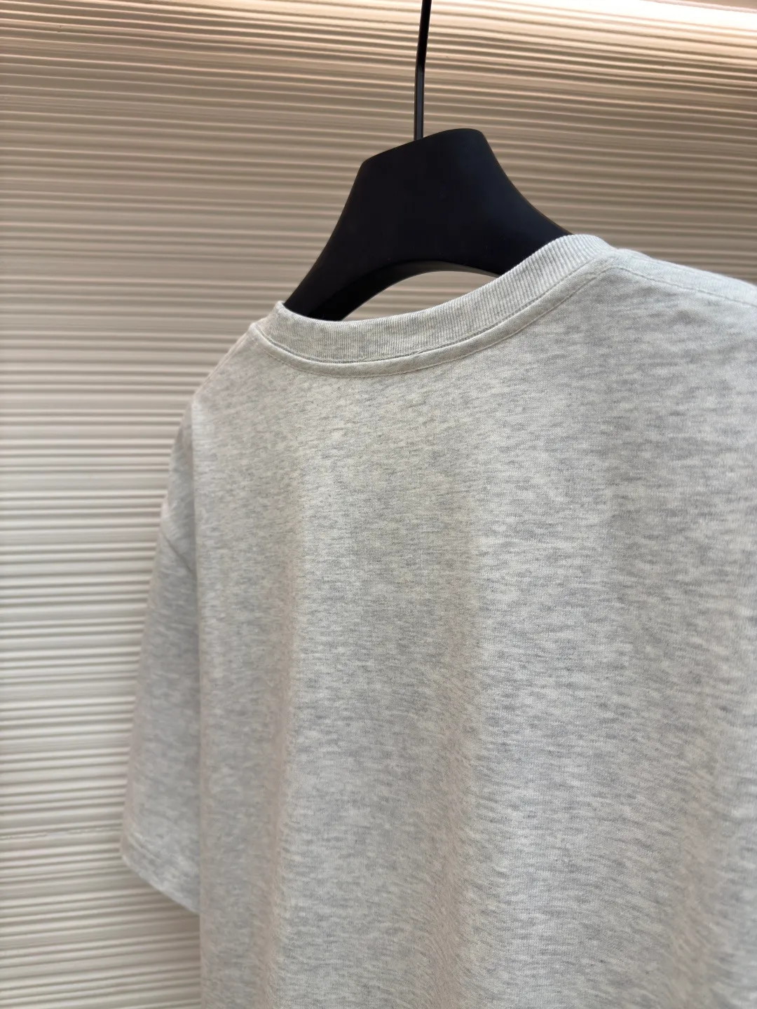 DIOR CD letter embroidered round neck short sleeves ●Authentic product: Purchased and developed for 5800 ●Item number: 1680434-A00 ●Fabric: pure cotton fabric ●Technology: embroidery process ●Version: Fitted version ●Weight: about 405 grams ●Size: XS-S-M-L ●Description: The color is custom-woven and dyed, and the "CD" design on the chest. A perfect fashionable and trendy item! The oversize version is very slimming and can be worn with a T-skirt or shorts. Who wouldn’t love it? The texture of the customized fabric is super versatile and can be worn in all seasons. The overall routing is straight and delicate, the fabric is comfortable and soft, and the color is consistent with no color difference. It can be matched with the same style to create a fashionable look and control various occasions. Customized accessories, complete with three labels, same style for men and women!