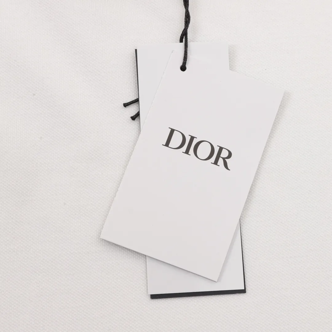 🅿️270 DIOR/Dior cat pattern Polo short sleeves are made of cotton pique mesh fabric, customized material 260g long-staple cotton. The collar is made of a double-system jacquard flat knitting machine, which is elastic and does not deform. All clothes are bound with original cloth. Double-layered mask on the front chest, no open lines or gaps. Cuffs, bottom of front chest, shoulder seams covered with bones. All restored to the original version. No goods will be produced without the original version. Size：XS-L