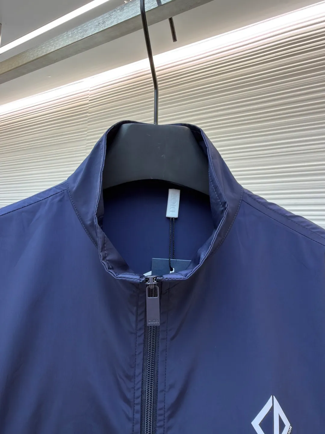 Dior Diamond logo zipper jacket ●Original version: Purchased and developed for 15500 ●Item number: 1681155-B20 ●Fabric: Intelligent functional technical silk fabric ●Technology: Fabric washing and production ●Color: Navy blue ●Version: Fitted version ●Weight: about 315 grams ●Size: 50-52-54-56 ●Description: Customized intelligent functional technical silk, light and tough, smooth drape, comfortable and skin-friendly With a touch of deep blue, it is calm and connotative, setting a versatile tone. The Dior Diamond logo on the front is presented in a simple and delicate form, which complements the eye-catching Dior logo on the back. When the light falls, it instantly blooms brightly. The stand-up collar design cleverly modifies the neck line, showing crispness and wine-freeness. It is dynamic and elegant. It interprets a new realm of sports aesthetics with a pioneering attitude. Infrared positioning heat transfer process. Infrared alignment CD Diamond position is more precise. Processed with heat transfer printing materials, strong and lasting, with a template machine to open the bag. The preset template guides the position, shape and size of the bag. The accuracy ensures the quality of the bag opening effect. The fabrics are washed and have a better hand feel. Not easy to deform, not easy to shrink, not easy to fade, and maintain long-term beauty. The overall wiring is straight and delicate, the fabric is comfortable and soft, and the color is consistent without color difference. It can be matched with the same style to create a fashionable look and control various occasions. Customized accessories, complete with three standards, same style for men and women!
