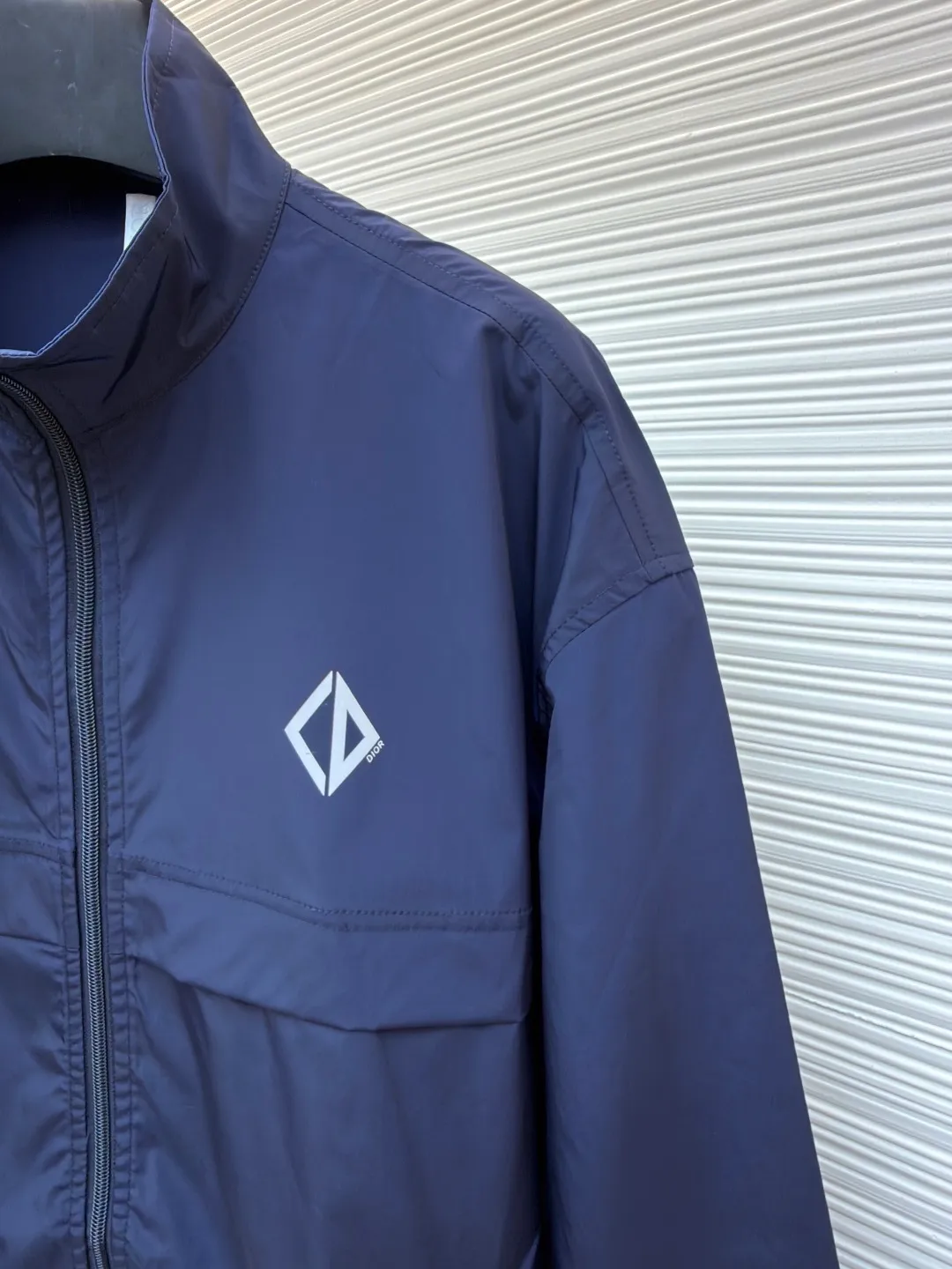 Dior Diamond logo zipper jacket ●Original version: Purchased and developed for 15500 ●Item number: 1681155-B20 ●Fabric: Intelligent functional technical silk fabric ●Technology: Fabric washing and production ●Color: Navy blue ●Version: Fitted version ●Weight: about 315 grams ●Size: 50-52-54-56 ●Description: Customized intelligent functional technical silk, light and tough, smooth drape, comfortable and skin-friendly With a touch of deep blue, it is calm and connotative, setting a versatile tone. The Dior Diamond logo on the front is presented in a simple and delicate form, which complements the eye-catching Dior logo on the back. When the light falls, it instantly blooms brightly. The stand-up collar design cleverly modifies the neck line, showing crispness and wine-freeness. It is dynamic and elegant. It interprets a new realm of sports aesthetics with a pioneering attitude. Infrared positioning heat transfer process. Infrared alignment CD Diamond position is more precise. Processed with heat transfer printing materials, strong and lasting, with a template machine to open the bag. The preset template guides the position, shape and size of the bag. The accuracy ensures the quality of the bag opening effect. The fabrics are washed and have a better hand feel. Not easy to deform, not easy to shrink, not easy to fade, and maintain long-term beauty. The overall wiring is straight and delicate, the fabric is comfortable and soft, and the color is consistent without color difference. It can be matched with the same style to create a fashionable look and control various occasions. Customized accessories, complete with three standards, same style for men and women!