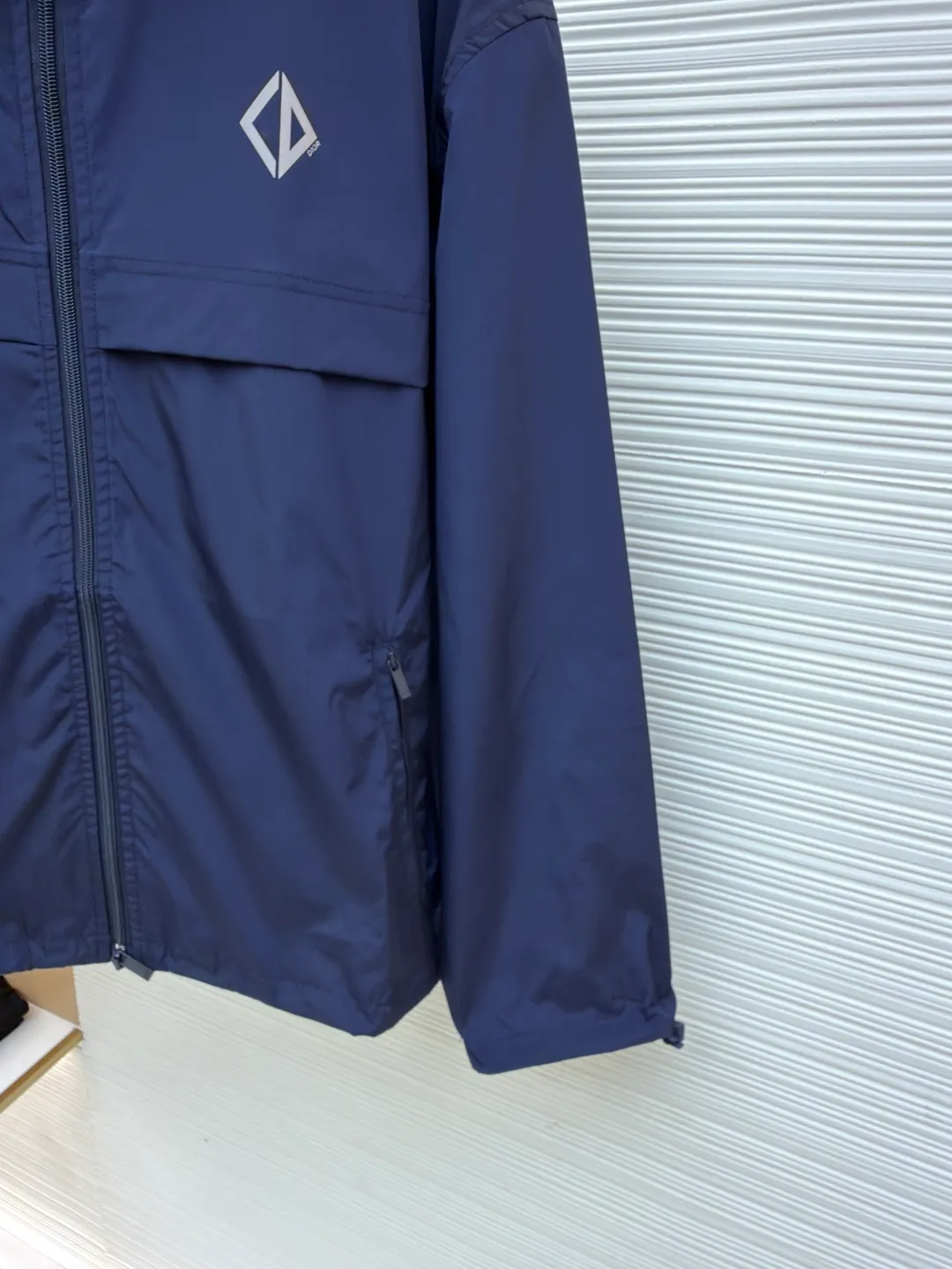 Dior Diamond logo zipper jacket ●Original version: Purchased and developed for 15500 ●Item number: 1681155-B20 ●Fabric: Intelligent functional technical silk fabric ●Technology: Fabric washing and production ●Color: Navy blue ●Version: Fitted version ●Weight: about 315 grams ●Size: 50-52-54-56 ●Description: Customized intelligent functional technical silk, light and tough, smooth drape, comfortable and skin-friendly With a touch of deep blue, it is calm and connotative, setting a versatile tone. The Dior Diamond logo on the front is presented in a simple and delicate form, which complements the eye-catching Dior logo on the back. When the light falls, it instantly blooms brightly. The stand-up collar design cleverly modifies the neck line, showing crispness and wine-freeness. It is dynamic and elegant. It interprets a new realm of sports aesthetics with a pioneering attitude. Infrared positioning heat transfer process. Infrared alignment CD Diamond position is more precise. Processed with heat transfer printing materials, strong and lasting, with a template machine to open the bag. The preset template guides the position, shape and size of the bag. The accuracy ensures the quality of the bag opening effect. The fabrics are washed and have a better hand feel. Not easy to deform, not easy to shrink, not easy to fade, and maintain long-term beauty. The overall wiring is straight and delicate, the fabric is comfortable and soft, and the color is consistent without color difference. It can be matched with the same style to create a fashionable look and control various occasions. Customized accessories, complete with three standards, same style for men and women!