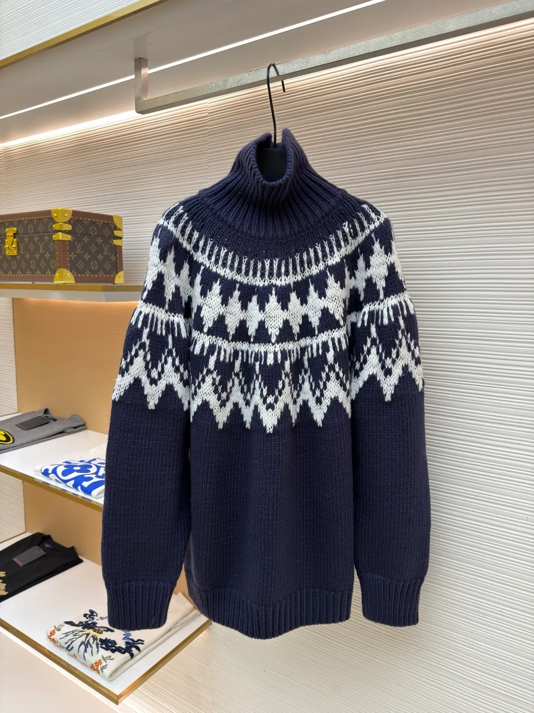 Dior jacquard turtleneck sweater ●Original version: Purchased and developed for 18,000 ●Item number: 1682045-B20 ●Material: wool fabric ●Technology: jacquard knitting ●Color: blue and white ●Version: fitted version ●Weight: about 1055 grams ●Size: S-M-L-XL ●Description: Custom-woven elegant velvet blue and white sheep wool knitted brocade, full of texture, thick and solid Every inch of fiber contains a heavy warmth. When this deep blue meets pure white, it is pure and elegant. It is decorated with Fair Isle patterns inspired by the world of winter sports. It brings a kind of tranquility and poetry unique to winter. The exquisite geometric lines create a mysterious and elegant atmosphere. The CD logo carefully decorated on the back is like a badge of a fashion palace, a symbol of luxury and innate nobility. Let every moment exude the charm of elegance and fashion. It is made of jacquard tissue imported from Germany. The arrangement and interweaving of yarns are precisely controlled. Fair Isle patterns and CD jacquard art pattern inlays are carefully interwoven on the loom. The fabric is more vivid and three-dimensional, with a curved thread structure. By changing the stitching method and the arrangement of yarns during the knitting process, the yarns show a curved distribution in the fabric. The garments are washed with soft and deodorizing technology. Professional washing equipment and specific detergents are used to deeply clean and deodorize the clothes to improve the feel and appearance of the clothes. The overall wiring is straight and delicate, the fabric is comfortable and soft, and the color is consistent without color difference. It can be matched with the same style to create a fashionable look and control various occasions. Customized accessories, complete with three standards, same style for men and women!