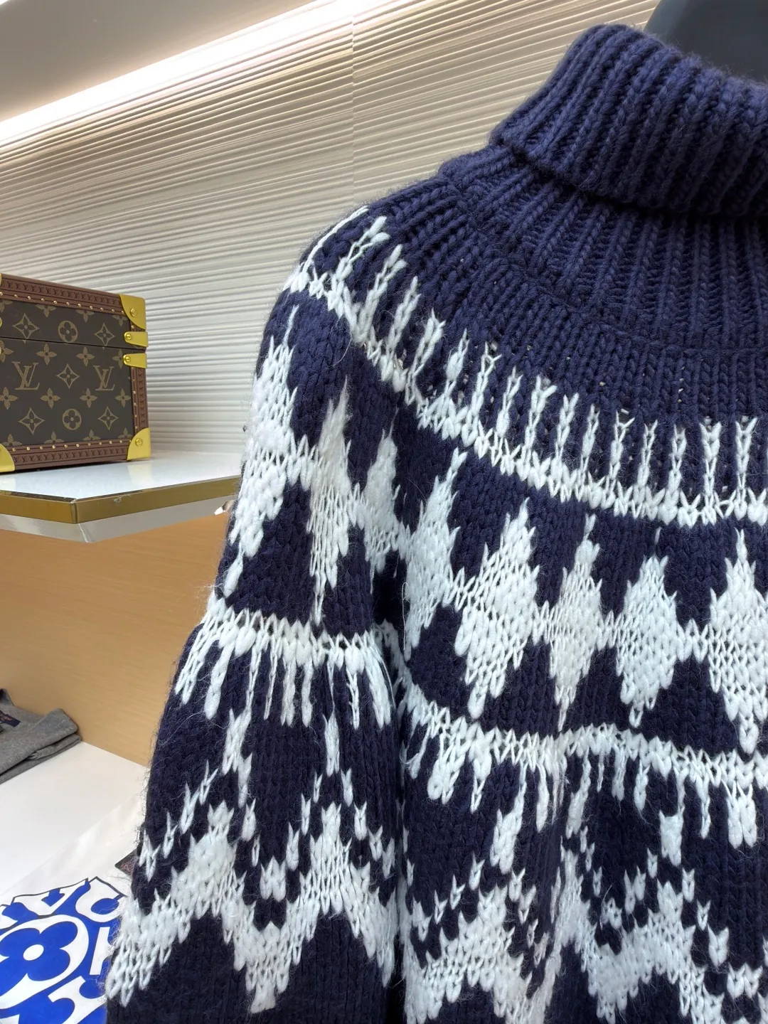 Dior jacquard turtleneck sweater ●Original version: Purchased and developed for 18,000 ●Item number: 1682045-B20 ●Material: wool fabric ●Technology: jacquard knitting ●Color: blue and white ●Version: fitted version ●Weight: about 1055 grams ●Size: S-M-L-XL ●Description: Custom-woven elegant velvet blue and white sheep wool knitted brocade, full of texture, thick and solid Every inch of fiber contains a heavy warmth. When this deep blue meets pure white, it is pure and elegant. It is decorated with Fair Isle patterns inspired by the world of winter sports. It brings a kind of tranquility and poetry unique to winter. The exquisite geometric lines create a mysterious and elegant atmosphere. The CD logo carefully decorated on the back is like a badge of a fashion palace, a symbol of luxury and innate nobility. Let every moment exude the charm of elegance and fashion. It is made of jacquard tissue imported from Germany. The arrangement and interweaving of yarns are precisely controlled. Fair Isle patterns and CD jacquard art pattern inlays are carefully interwoven on the loom. The fabric is more vivid and three-dimensional, with a curved thread structure. By changing the stitching method and the arrangement of yarns during the knitting process, the yarns show a curved distribution in the fabric. The garments are washed with soft and deodorizing technology. Professional washing equipment and specific detergents are used to deeply clean and deodorize the clothes to improve the feel and appearance of the clothes. The overall wiring is straight and delicate, the fabric is comfortable and soft, and the color is consistent without color difference. It can be matched with the same style to create a fashionable look and control various occasions. Customized accessories, complete with three standards, same style for men and women!