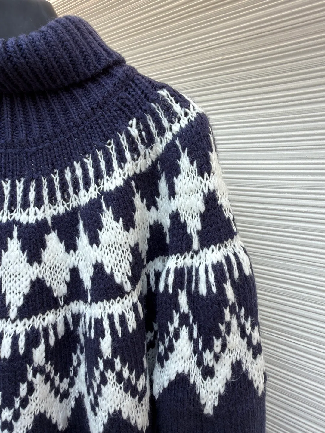 Dior jacquard turtleneck sweater ●Original version: Purchased and developed for 18,000 ●Item number: 1682045-B20 ●Material: wool fabric ●Technology: jacquard knitting ●Color: blue and white ●Version: fitted version ●Weight: about 1055 grams ●Size: S-M-L-XL ●Description: Custom-woven elegant velvet blue and white sheep wool knitted brocade, full of texture, thick and solid Every inch of fiber contains a heavy warmth. When this deep blue meets pure white, it is pure and elegant. It is decorated with Fair Isle patterns inspired by the world of winter sports. It brings a kind of tranquility and poetry unique to winter. The exquisite geometric lines create a mysterious and elegant atmosphere. The CD logo carefully decorated on the back is like a badge of a fashion palace, a symbol of luxury and innate nobility. Let every moment exude the charm of elegance and fashion. It is made of jacquard tissue imported from Germany. The arrangement and interweaving of yarns are precisely controlled. Fair Isle patterns and CD jacquard art pattern inlays are carefully interwoven on the loom. The fabric is more vivid and three-dimensional, with a curved thread structure. By changing the stitching method and the arrangement of yarns during the knitting process, the yarns show a curved distribution in the fabric. The garments are washed with soft and deodorizing technology. Professional washing equipment and specific detergents are used to deeply clean and deodorize the clothes to improve the feel and appearance of the clothes. The overall wiring is straight and delicate, the fabric is comfortable and soft, and the color is consistent without color difference. It can be matched with the same style to create a fashionable look and control various occasions. Customized accessories, complete with three standards, same style for men and women!