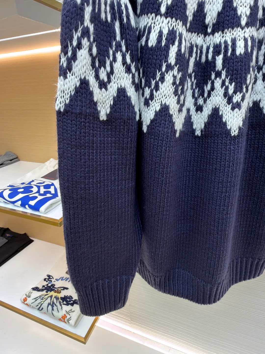 Dior jacquard turtleneck sweater ●Original version: Purchased and developed for 18,000 ●Item number: 1682045-B20 ●Material: wool fabric ●Technology: jacquard knitting ●Color: blue and white ●Version: fitted version ●Weight: about 1055 grams ●Size: S-M-L-XL ●Description: Custom-woven elegant velvet blue and white sheep wool knitted brocade, full of texture, thick and solid Every inch of fiber contains a heavy warmth. When this deep blue meets pure white, it is pure and elegant. It is decorated with Fair Isle patterns inspired by the world of winter sports. It brings a kind of tranquility and poetry unique to winter. The exquisite geometric lines create a mysterious and elegant atmosphere. The CD logo carefully decorated on the back is like a badge of a fashion palace, a symbol of luxury and innate nobility. Let every moment exude the charm of elegance and fashion. It is made of jacquard tissue imported from Germany. The arrangement and interweaving of yarns are precisely controlled. Fair Isle patterns and CD jacquard art pattern inlays are carefully interwoven on the loom. The fabric is more vivid and three-dimensional, with a curved thread structure. By changing the stitching method and the arrangement of yarns during the knitting process, the yarns show a curved distribution in the fabric. The garments are washed with soft and deodorizing technology. Professional washing equipment and specific detergents are used to deeply clean and deodorize the clothes to improve the feel and appearance of the clothes. The overall wiring is straight and delicate, the fabric is comfortable and soft, and the color is consistent without color difference. It can be matched with the same style to create a fashionable look and control various occasions. Customized accessories, complete with three standards, same style for men and women!