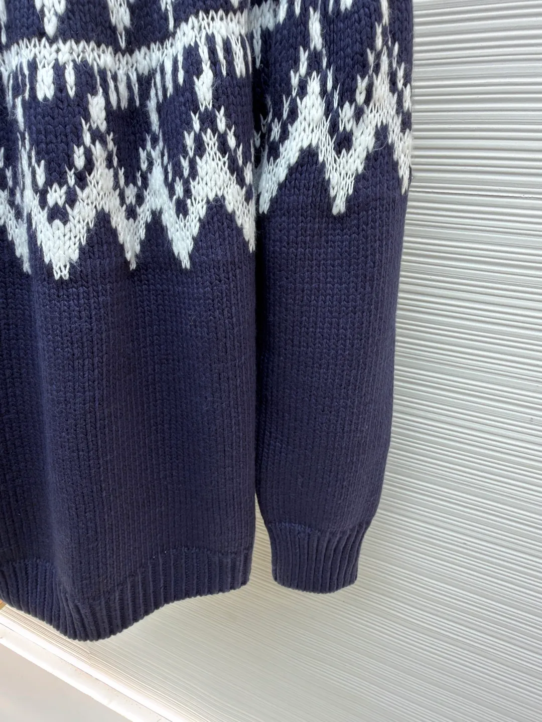 Dior jacquard turtleneck sweater ●Original version: Purchased and developed for 18,000 ●Item number: 1682045-B20 ●Material: wool fabric ●Technology: jacquard knitting ●Color: blue and white ●Version: fitted version ●Weight: about 1055 grams ●Size: S-M-L-XL ●Description: Custom-woven elegant velvet blue and white sheep wool knitted brocade, full of texture, thick and solid Every inch of fiber contains a heavy warmth. When this deep blue meets pure white, it is pure and elegant. It is decorated with Fair Isle patterns inspired by the world of winter sports. It brings a kind of tranquility and poetry unique to winter. The exquisite geometric lines create a mysterious and elegant atmosphere. The CD logo carefully decorated on the back is like a badge of a fashion palace, a symbol of luxury and innate nobility. Let every moment exude the charm of elegance and fashion. It is made of jacquard tissue imported from Germany. The arrangement and interweaving of yarns are precisely controlled. Fair Isle patterns and CD jacquard art pattern inlays are carefully interwoven on the loom. The fabric is more vivid and three-dimensional, with a curved thread structure. By changing the stitching method and the arrangement of yarns during the knitting process, the yarns show a curved distribution in the fabric. The garments are washed with soft and deodorizing technology. Professional washing equipment and specific detergents are used to deeply clean and deodorize the clothes to improve the feel and appearance of the clothes. The overall wiring is straight and delicate, the fabric is comfortable and soft, and the color is consistent without color difference. It can be matched with the same style to create a fashionable look and control various occasions. Customized accessories, complete with three standards, same style for men and women!