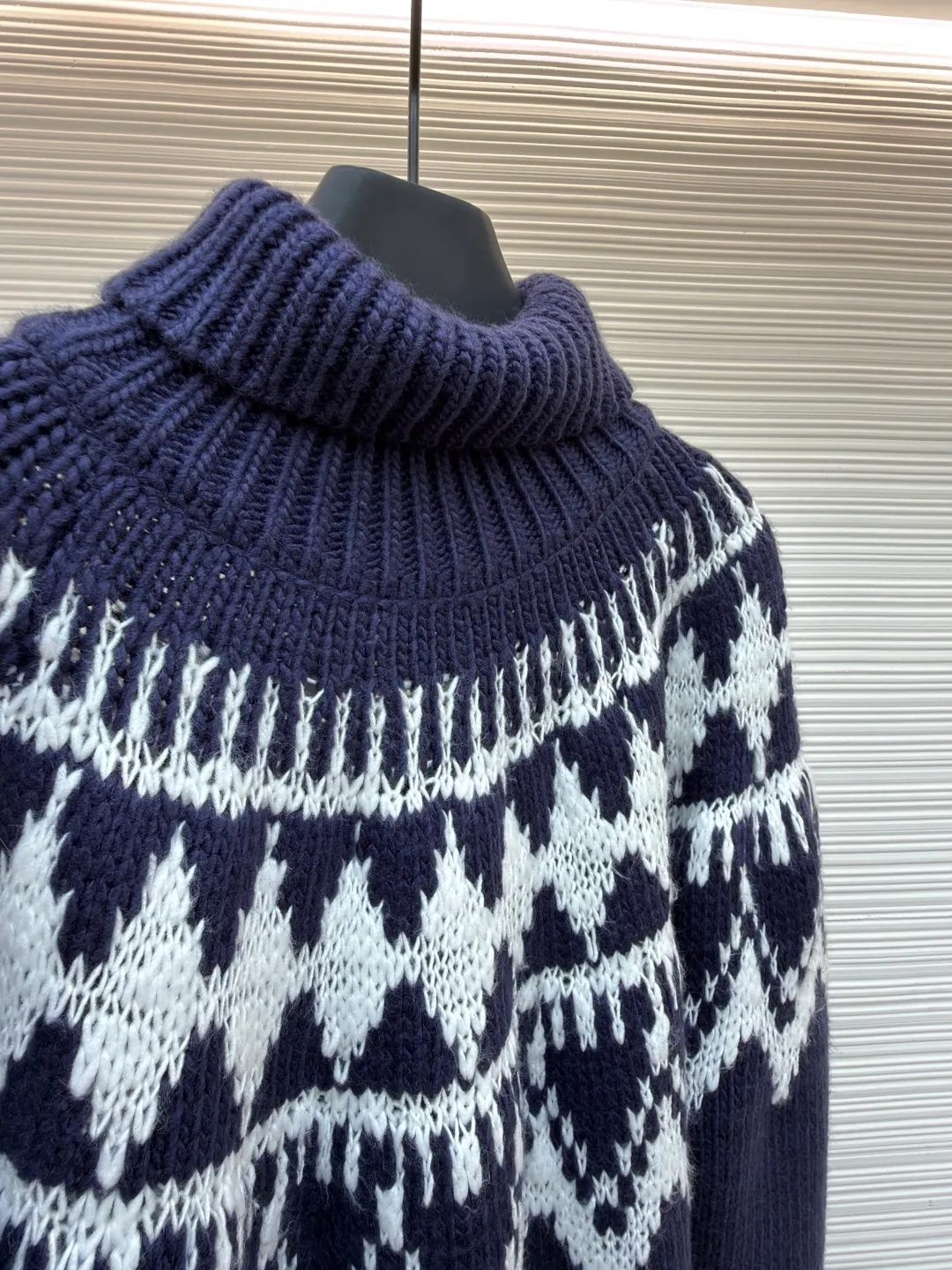 Dior jacquard turtleneck sweater ●Original version: Purchased and developed for 18,000 ●Item number: 1682045-B20 ●Material: wool fabric ●Technology: jacquard knitting ●Color: blue and white ●Version: fitted version ●Weight: about 1055 grams ●Size: S-M-L-XL ●Description: Custom-woven elegant velvet blue and white sheep wool knitted brocade, full of texture, thick and solid Every inch of fiber contains a heavy warmth. When this deep blue meets pure white, it is pure and elegant. It is decorated with Fair Isle patterns inspired by the world of winter sports. It brings a kind of tranquility and poetry unique to winter. The exquisite geometric lines create a mysterious and elegant atmosphere. The CD logo carefully decorated on the back is like a badge of a fashion palace, a symbol of luxury and innate nobility. Let every moment exude the charm of elegance and fashion. It is made of jacquard tissue imported from Germany. The arrangement and interweaving of yarns are precisely controlled. Fair Isle patterns and CD jacquard art pattern inlays are carefully interwoven on the loom. The fabric is more vivid and three-dimensional, with a curved thread structure. By changing the stitching method and the arrangement of yarns during the knitting process, the yarns show a curved distribution in the fabric. The garments are washed with soft and deodorizing technology. Professional washing equipment and specific detergents are used to deeply clean and deodorize the clothes to improve the feel and appearance of the clothes. The overall wiring is straight and delicate, the fabric is comfortable and soft, and the color is consistent without color difference. It can be matched with the same style to create a fashionable look and control various occasions. Customized accessories, complete with three standards, same style for men and women!