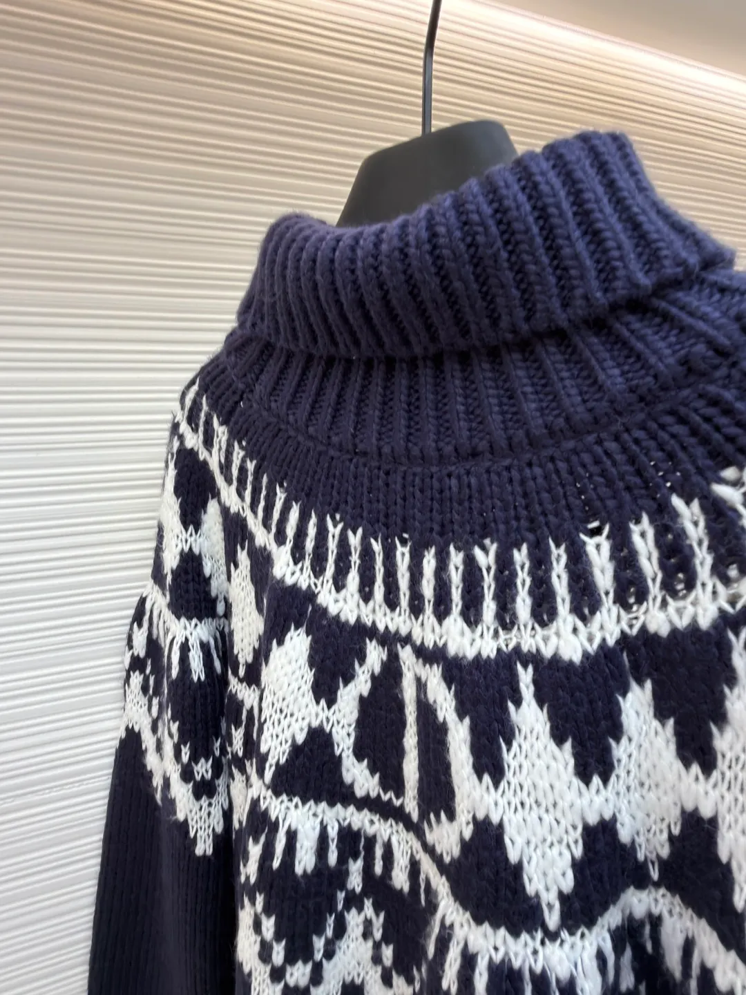 Dior jacquard turtleneck sweater ●Original version: Purchased and developed for 18,000 ●Item number: 1682045-B20 ●Material: wool fabric ●Technology: jacquard knitting ●Color: blue and white ●Version: fitted version ●Weight: about 1055 grams ●Size: S-M-L-XL ●Description: Custom-woven elegant velvet blue and white sheep wool knitted brocade, full of texture, thick and solid Every inch of fiber contains a heavy warmth. When this deep blue meets pure white, it is pure and elegant. It is decorated with Fair Isle patterns inspired by the world of winter sports. It brings a kind of tranquility and poetry unique to winter. The exquisite geometric lines create a mysterious and elegant atmosphere. The CD logo carefully decorated on the back is like a badge of a fashion palace, a symbol of luxury and innate nobility. Let every moment exude the charm of elegance and fashion. It is made of jacquard tissue imported from Germany. The arrangement and interweaving of yarns are precisely controlled. Fair Isle patterns and CD jacquard art pattern inlays are carefully interwoven on the loom. The fabric is more vivid and three-dimensional, with a curved thread structure. By changing the stitching method and the arrangement of yarns during the knitting process, the yarns show a curved distribution in the fabric. The garments are washed with soft and deodorizing technology. Professional washing equipment and specific detergents are used to deeply clean and deodorize the clothes to improve the feel and appearance of the clothes. The overall wiring is straight and delicate, the fabric is comfortable and soft, and the color is consistent without color difference. It can be matched with the same style to create a fashionable look and control various occasions. Customized accessories, complete with three standards, same style for men and women!