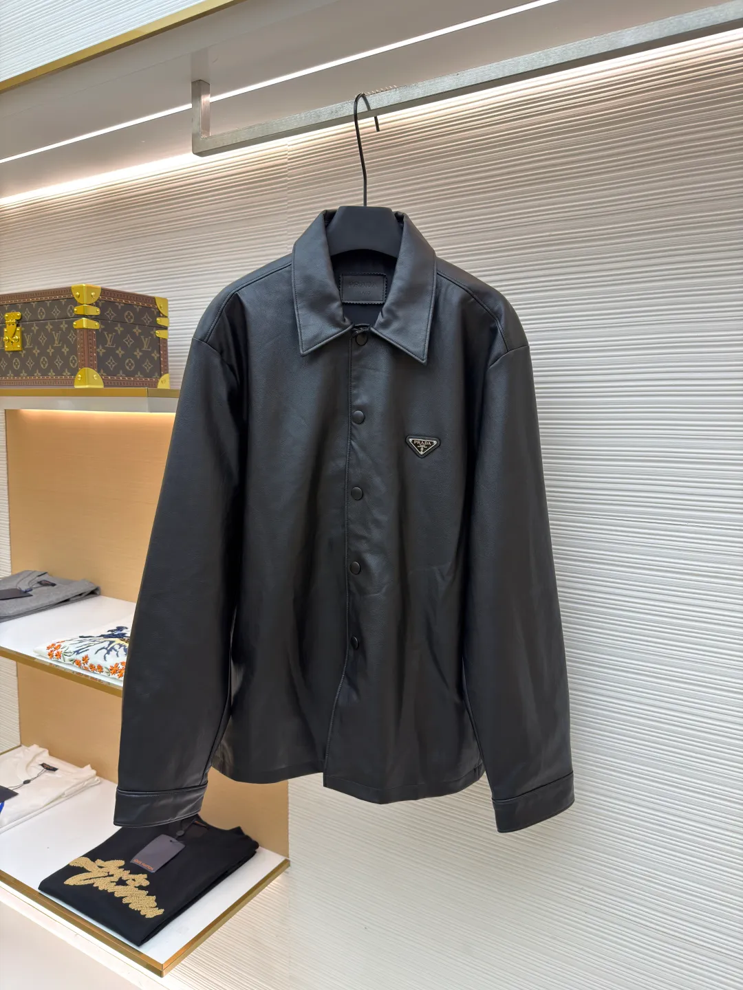 Prada triangle label single-breasted leather jacket ●Original version: 41600 purchase and development ●Item number: 1681138-B60 ●Fabric: Lige Yunrou lamb leather fabric ●Technology: Infrared positioning production ●Version: Fitted version ●Weight: about 840 grams ●Size: 46-48-50-52 ●Description: Customized Lige Yunrou lamb leather with natural texture, natural luster and comfortable skin fit Presented in matte black, the grainy texture reflects subtle light and dark layers under light and shadow, giving static black a dynamic vitality. The iconic enamel-coated triangular metal logo is embellished to highlight the elegance and nobility of the brand, making it highly recognizable. Advanced infrared machine positioning technology achieves the precise creation of four-button buttons. The letters are arranged neatly and in the same direction. The template machine opens the bag. The preset template guides the position, shape and size of the bag opening. The accuracy ensures the quality of the bag opening effect. The overall wiring is straight and delicate, the fabric is comfortable and soft, and the color is consistent without color difference. It can be matched with the same style to create a fashionable look and control various occasions. Customized accessories, complete with three standards, same style for men and women!
