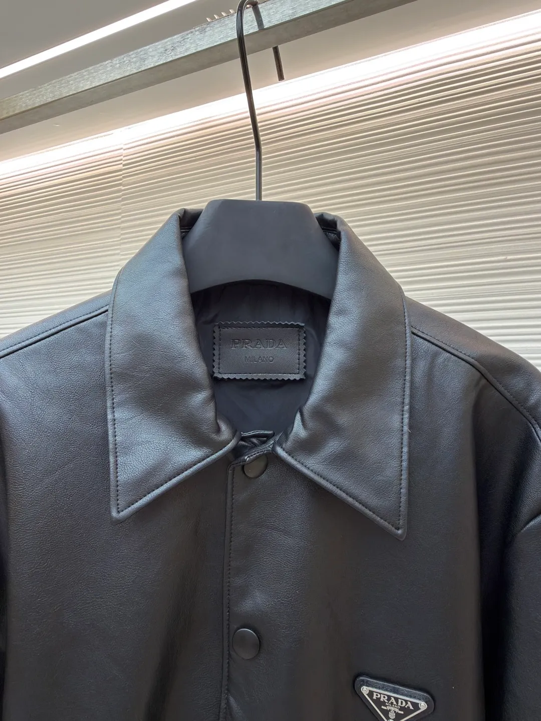 Prada triangle label single-breasted leather jacket ●Original version: 41600 purchase and development ●Item number: 1681138-B60 ●Fabric: Lige Yunrou lamb leather fabric ●Technology: Infrared positioning production ●Version: Fitted version ●Weight: about 840 grams ●Size: 46-48-50-52 ●Description: Customized Lige Yunrou lamb leather with natural texture, natural luster and comfortable skin fit Presented in matte black, the grainy texture reflects subtle light and dark layers under light and shadow, giving static black a dynamic vitality. The iconic enamel-coated triangular metal logo is embellished to highlight the elegance and nobility of the brand, making it highly recognizable. Advanced infrared machine positioning technology achieves the precise creation of four-button buttons. The letters are arranged neatly and in the same direction. The template machine opens the bag. The preset template guides the position, shape and size of the bag opening. The accuracy ensures the quality of the bag opening effect. The overall wiring is straight and delicate, the fabric is comfortable and soft, and the color is consistent without color difference. It can be matched with the same style to create a fashionable look and control various occasions. Customized accessories, complete with three standards, same style for men and women!