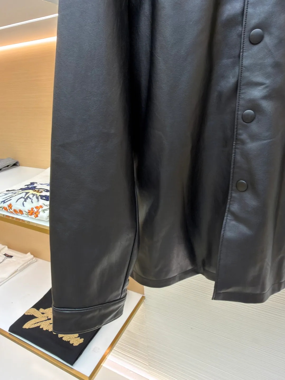 Prada triangle label single-breasted leather jacket ●Original version: 41600 purchase and development ●Item number: 1681138-B60 ●Fabric: Lige Yunrou lamb leather fabric ●Technology: Infrared positioning production ●Version: Fitted version ●Weight: about 840 grams ●Size: 46-48-50-52 ●Description: Customized Lige Yunrou lamb leather with natural texture, natural luster and comfortable skin fit Presented in matte black, the grainy texture reflects subtle light and dark layers under light and shadow, giving static black a dynamic vitality. The iconic enamel-coated triangular metal logo is embellished to highlight the elegance and nobility of the brand, making it highly recognizable. Advanced infrared machine positioning technology achieves the precise creation of four-button buttons. The letters are arranged neatly and in the same direction. The template machine opens the bag. The preset template guides the position, shape and size of the bag opening. The accuracy ensures the quality of the bag opening effect. The overall wiring is straight and delicate, the fabric is comfortable and soft, and the color is consistent without color difference. It can be matched with the same style to create a fashionable look and control various occasions. Customized accessories, complete with three standards, same style for men and women!