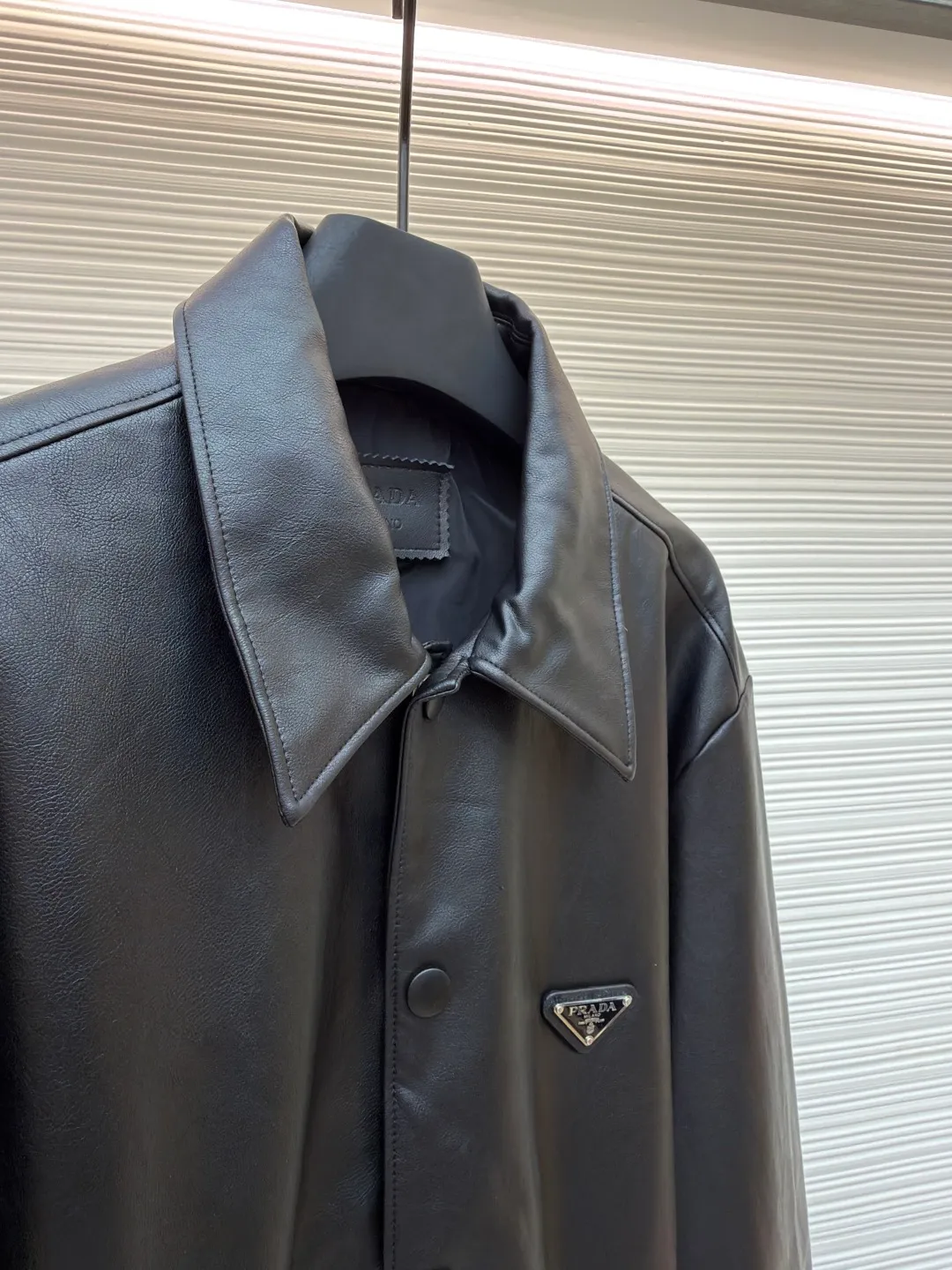 Prada triangle label single-breasted leather jacket ●Original version: 41600 purchase and development ●Item number: 1681138-B60 ●Fabric: Lige Yunrou lamb leather fabric ●Technology: Infrared positioning production ●Version: Fitted version ●Weight: about 840 grams ●Size: 46-48-50-52 ●Description: Customized Lige Yunrou lamb leather with natural texture, natural luster and comfortable skin fit Presented in matte black, the grainy texture reflects subtle light and dark layers under light and shadow, giving static black a dynamic vitality. The iconic enamel-coated triangular metal logo is embellished to highlight the elegance and nobility of the brand, making it highly recognizable. Advanced infrared machine positioning technology achieves the precise creation of four-button buttons. The letters are arranged neatly and in the same direction. The template machine opens the bag. The preset template guides the position, shape and size of the bag opening. The accuracy ensures the quality of the bag opening effect. The overall wiring is straight and delicate, the fabric is comfortable and soft, and the color is consistent without color difference. It can be matched with the same style to create a fashionable look and control various occasions. Customized accessories, complete with three standards, same style for men and women!