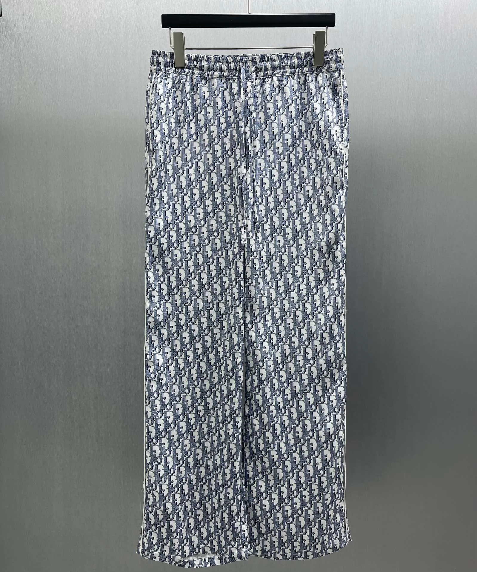 🅿️430 🧧CD Allover Printed Presbyopic Pajama Pants Size: S-XL These pajamas feature the brand’s classic Oblique print all over. Crafted from white and blue mulberry silk twill, it features an elasticated drawstring waistband, side slit pockets and rear welt pockets.