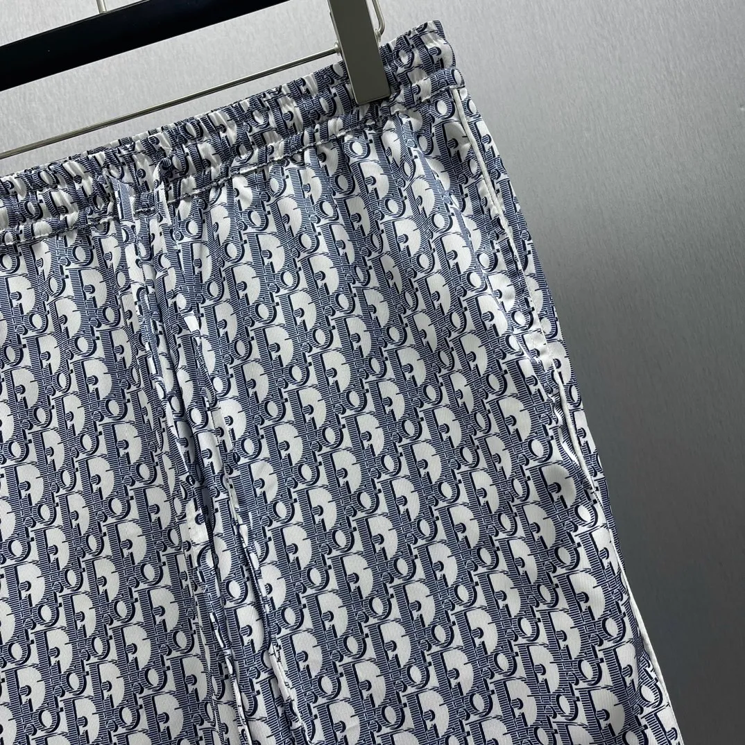 🅿️430 🧧CD Allover Printed Presbyopic Pajama Pants Size: S-XL These pajamas feature the brand’s classic Oblique print all over. Crafted from white and blue mulberry silk twill, it features an elasticated drawstring waistband, side slit pockets and rear welt pockets.
