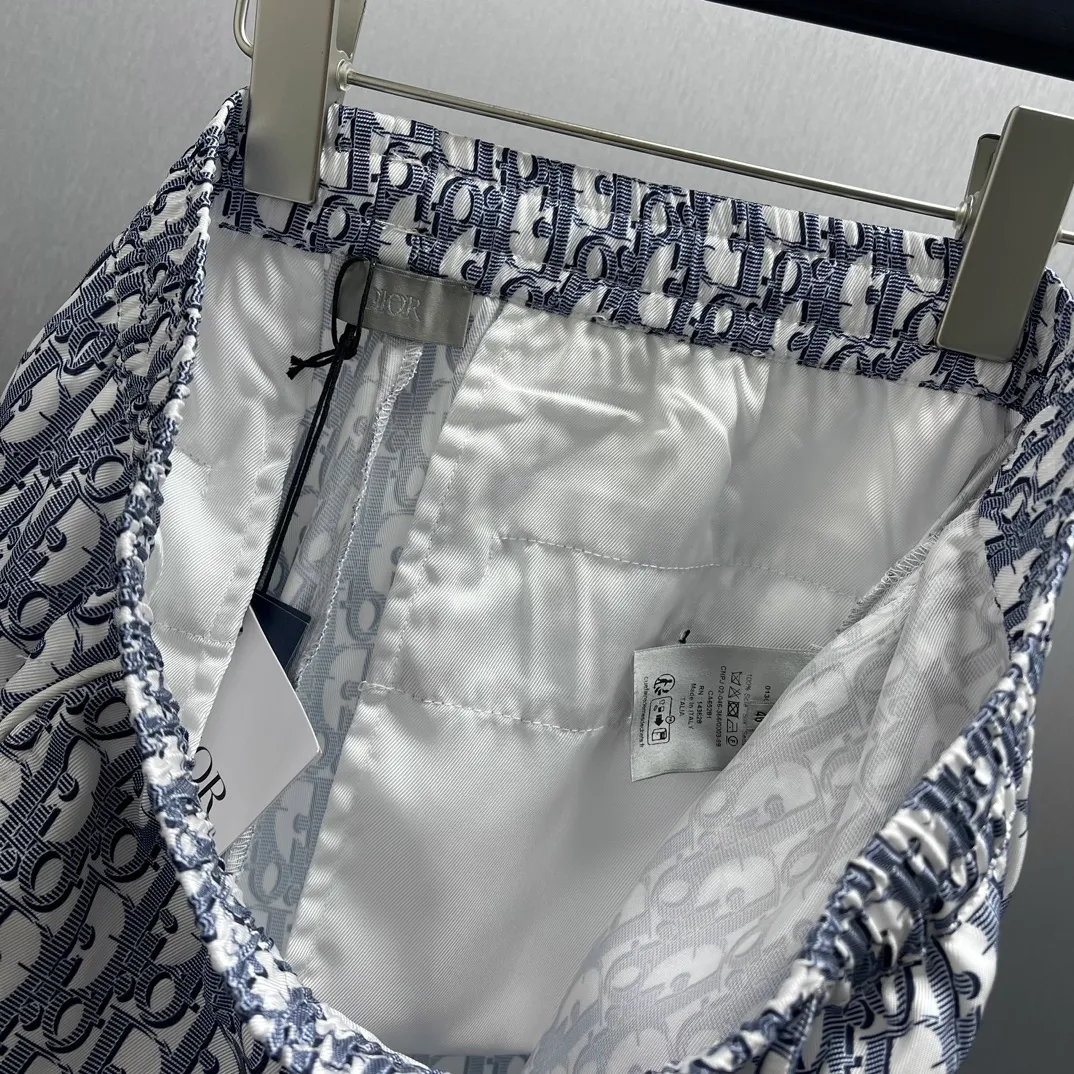 🅿️430 🧧CD Allover Printed Presbyopic Pajama Pants Size: S-XL These pajamas feature the brand’s classic Oblique print all over. Crafted from white and blue mulberry silk twill, it features an elasticated drawstring waistband, side slit pockets and rear welt pockets.
