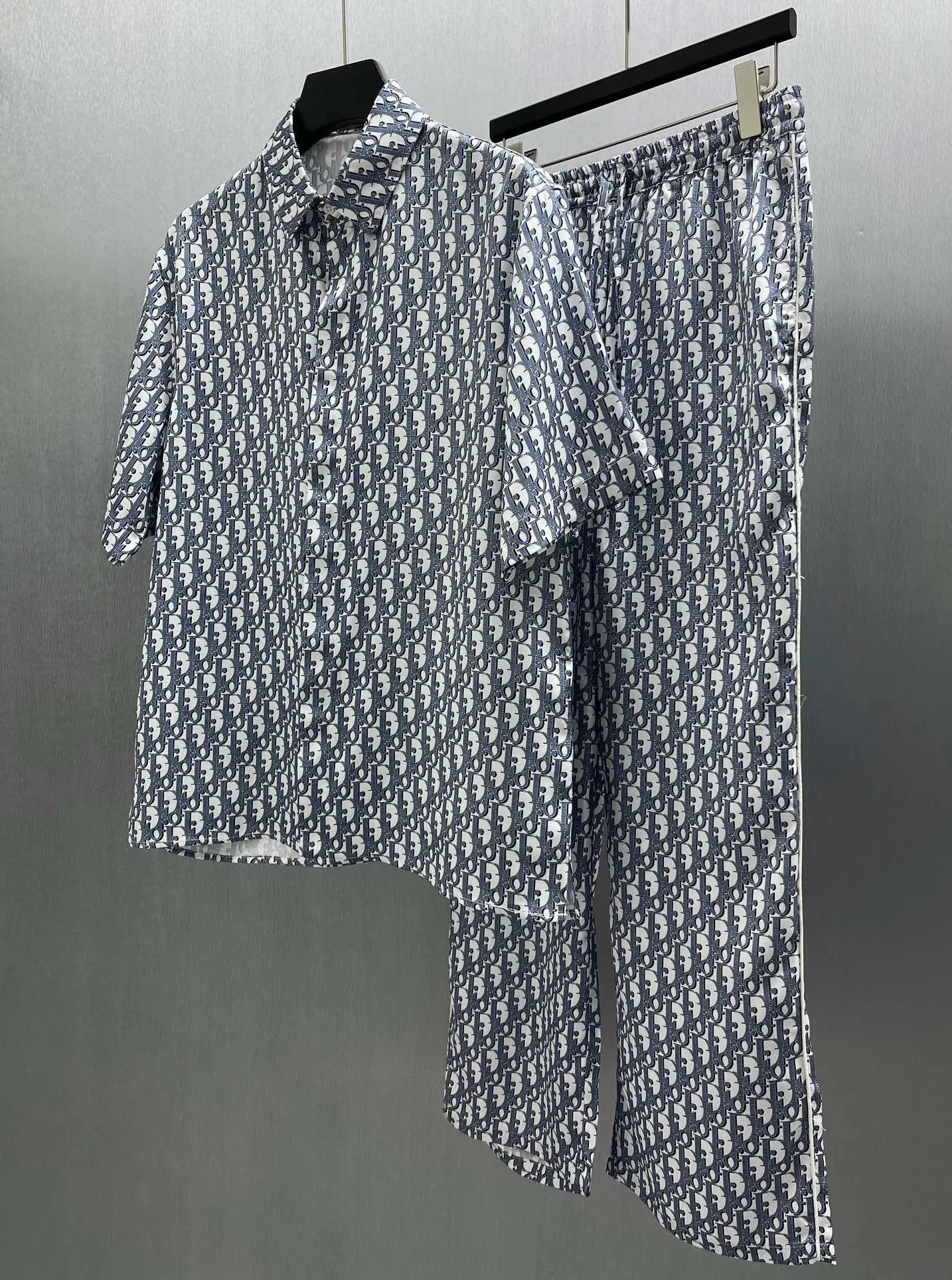 🅿️430 🧧CD Allover Printed Presbyopic Pajama Pants Size: S-XL These pajamas feature the brand’s classic Oblique print all over. Crafted from white and blue mulberry silk twill, it features an elasticated drawstring waistband, side slit pockets and rear welt pockets.