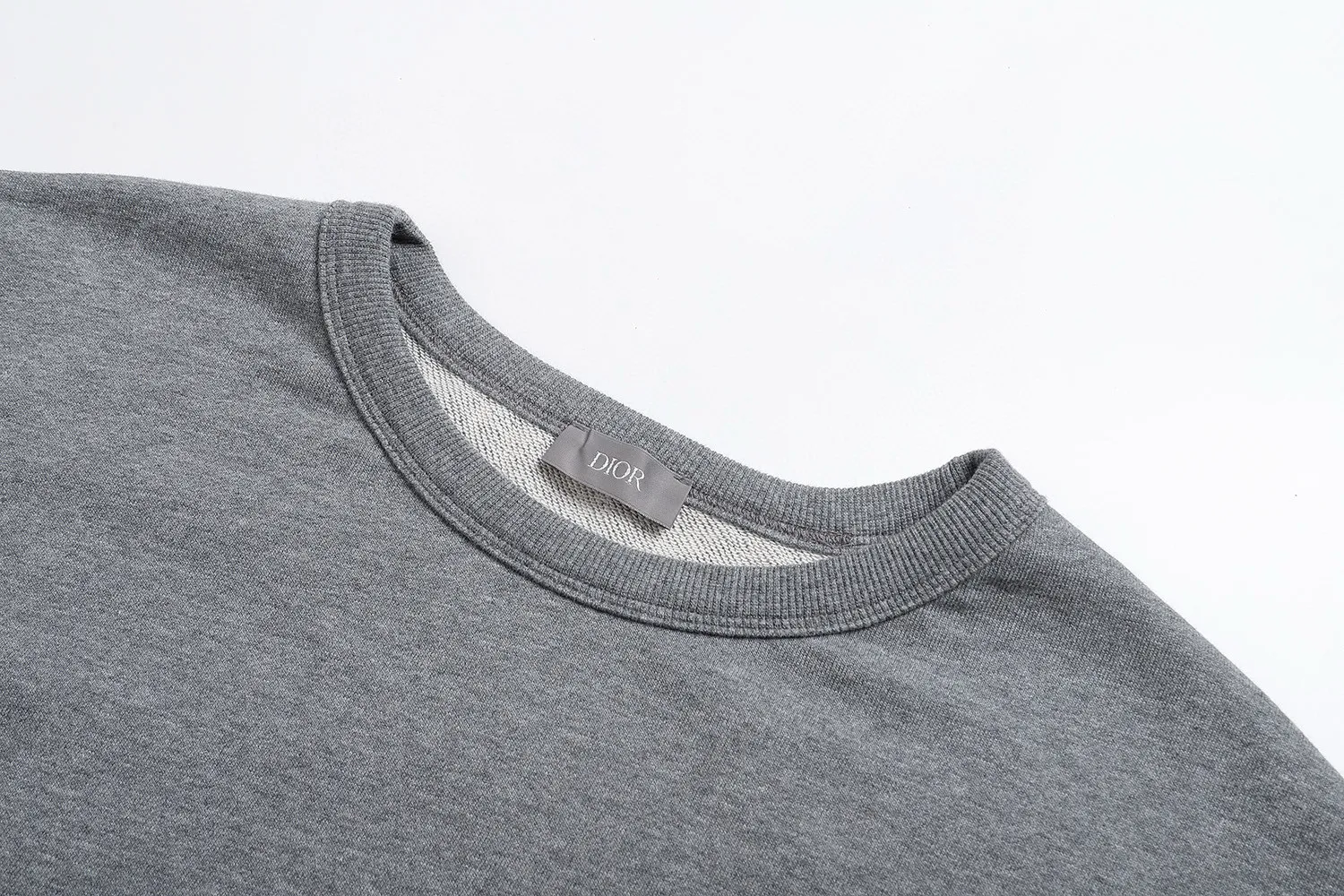 🅿️360 [Exclusive supply] CD small letter slogan printed round neck sweatshirt (grey) The original version was purchased for 6,700 and developed. The fabric is made of 380g combed cotton double-ply terry sweatshirt material. This Montaigne is a new product in the 2025 winter series, highlighting the Dior heritage. Crafted from lightweight black cotton fleece, it features the Dior Montaigne print on the chest. Relaxed cut, can be worn with it to create a sophisticated casual look. Cotton fleece fabric is a knitted fabric made of 100% cotton. Through processes such as brushing and raising, a short layer of fluff is formed on the surface of the fabric. The advantages of this kind of fabric are that it has a soft texture, good breathability, good hygroscopicity, and no static electricity. It also has a certain degree of elasticity and can well maintain the shape of the clothing. In addition, cotton fleece terry fabric also has good thermal insulation properties, which can effectively lock in temperature and keep you warm. Size:S/M/L/XL