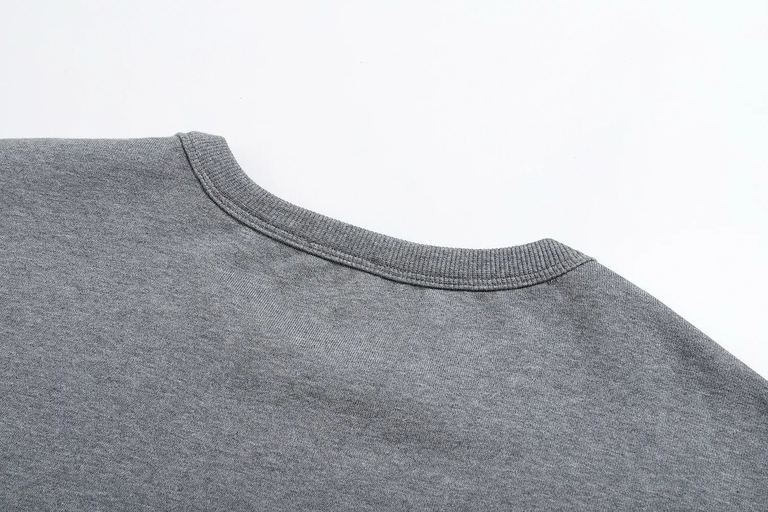 🅿️360 [Exclusive supply] CD small letter slogan printed round neck sweatshirt (grey) The original version was purchased for 6,700 and developed. The fabric is made of 380g combed cotton double-ply terry sweatshirt material. This Montaigne is a new product in the 2025 winter series, highlighting the Dior heritage. Crafted from lightweight black cotton fleece, it features the Dior Montaigne print on the chest. Relaxed cut, can be worn with it to create a sophisticated casual look. Cotton fleece fabric is a knitted fabric made of 100% cotton. Through processes such as brushing and raising, a short layer of fluff is formed on the surface of the fabric. The advantages of this kind of fabric are that it has a soft texture, good breathability, good hygroscopicity, and no static electricity. It also has a certain degree of elasticity and can well maintain the shape of the clothing. In addition, cotton fleece terry fabric also has good thermal insulation properties, which can effectively lock in temperature and keep you warm. Size:S/M/L/XL