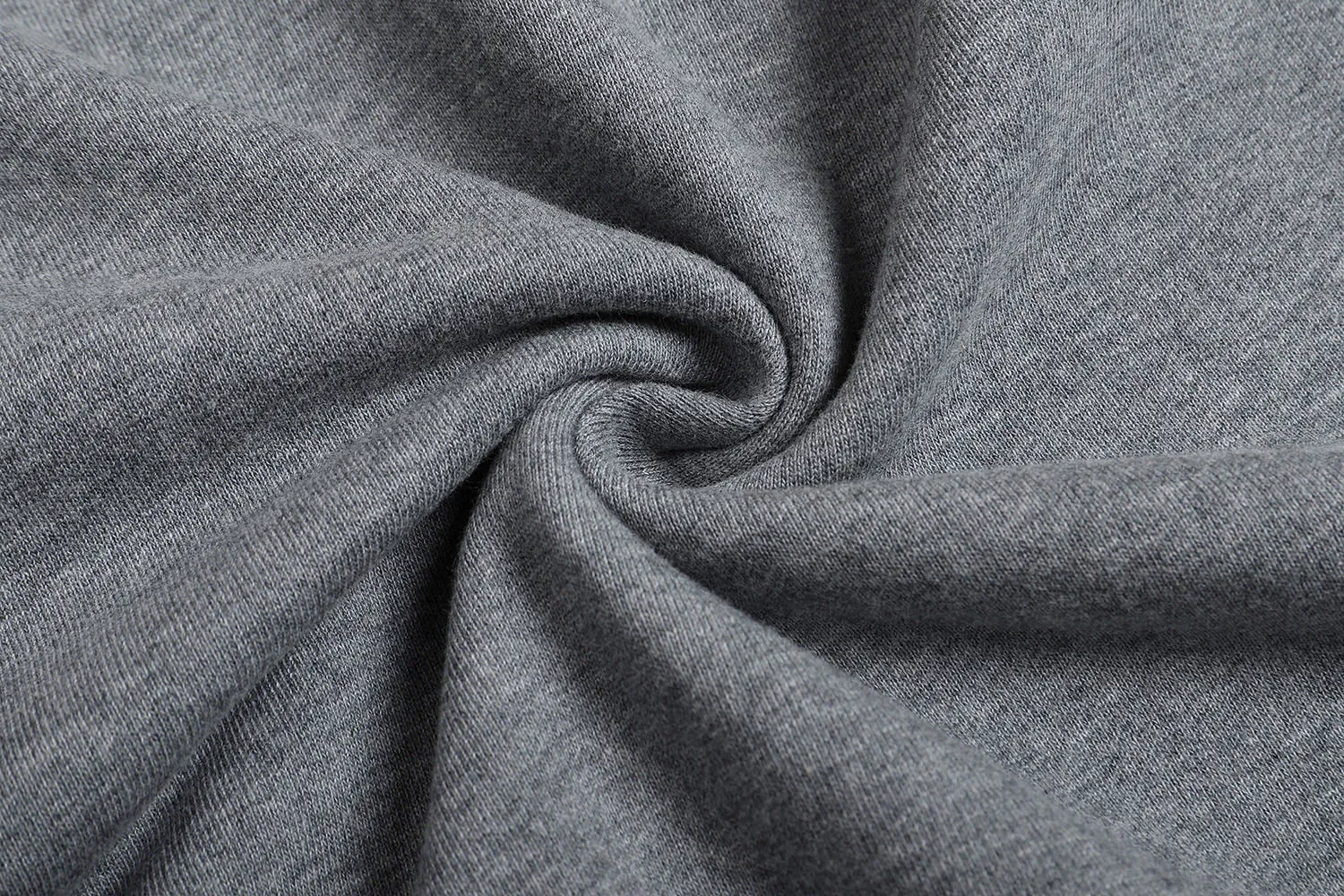 🅿️360 [Exclusive supply] CD small letter slogan printed round neck sweatshirt (grey) The original version was purchased for 6,700 and developed. The fabric is made of 380g combed cotton double-ply terry sweatshirt material. This Montaigne is a new product in the 2025 winter series, highlighting the Dior heritage. Crafted from lightweight black cotton fleece, it features the Dior Montaigne print on the chest. Relaxed cut, can be worn with it to create a sophisticated casual look. Cotton fleece fabric is a knitted fabric made of 100% cotton. Through processes such as brushing and raising, a short layer of fluff is formed on the surface of the fabric. The advantages of this kind of fabric are that it has a soft texture, good breathability, good hygroscopicity, and no static electricity. It also has a certain degree of elasticity and can well maintain the shape of the clothing. In addition, cotton fleece terry fabric also has good thermal insulation properties, which can effectively lock in temperature and keep you warm. Size:S/M/L/XL