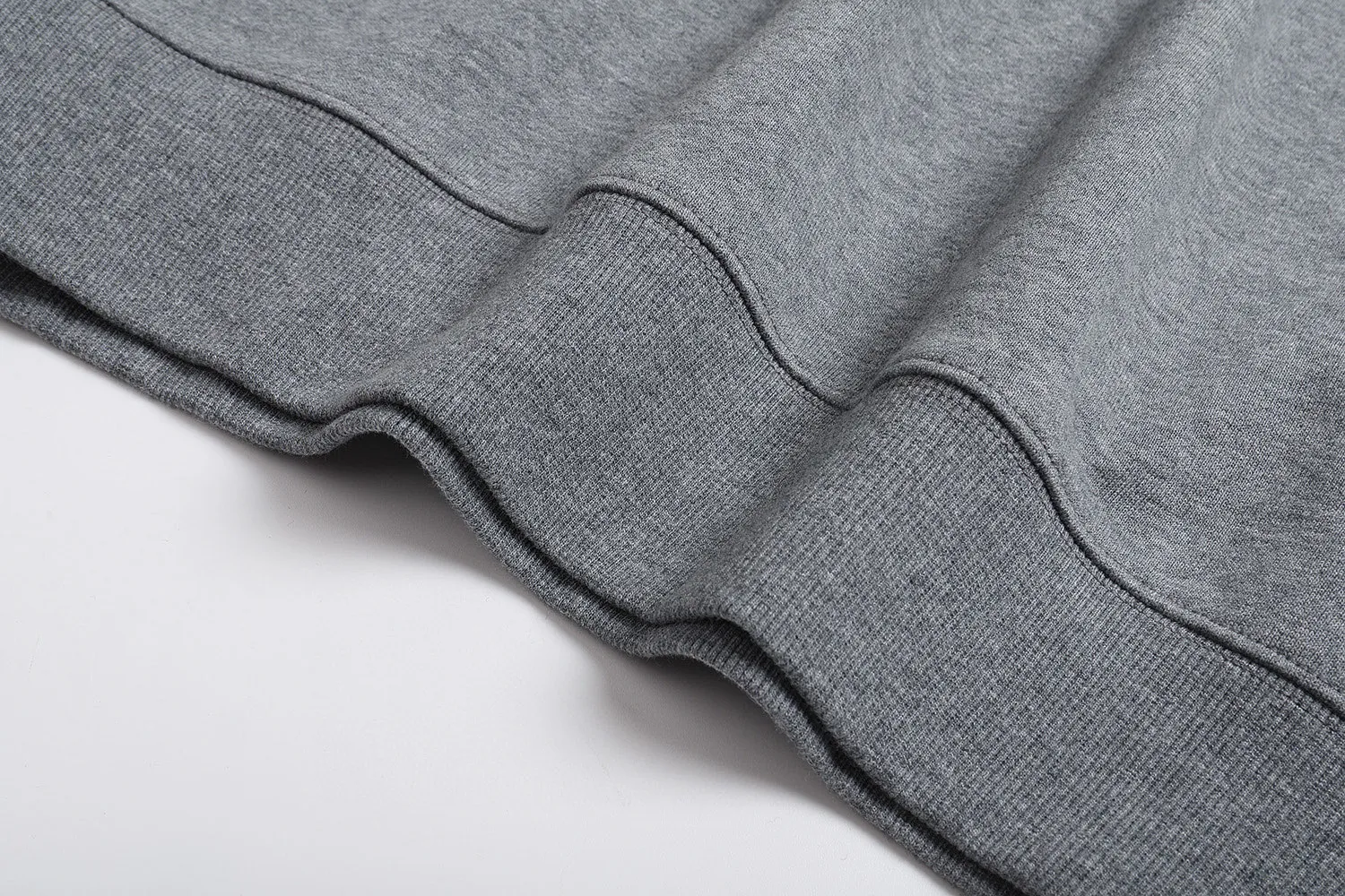 🅿️360 [Exclusive supply] CD small letter slogan printed round neck sweatshirt (grey) The original version was purchased for 6,700 and developed. The fabric is made of 380g combed cotton double-ply terry sweatshirt material. This Montaigne is a new product in the 2025 winter series, highlighting the Dior heritage. Crafted from lightweight black cotton fleece, it features the Dior Montaigne print on the chest. Relaxed cut, can be worn with it to create a sophisticated casual look. Cotton fleece fabric is a knitted fabric made of 100% cotton. Through processes such as brushing and raising, a short layer of fluff is formed on the surface of the fabric. The advantages of this kind of fabric are that it has a soft texture, good breathability, good hygroscopicity, and no static electricity. It also has a certain degree of elasticity and can well maintain the shape of the clothing. In addition, cotton fleece terry fabric also has good thermal insulation properties, which can effectively lock in temperature and keep you warm. Size:S/M/L/XL