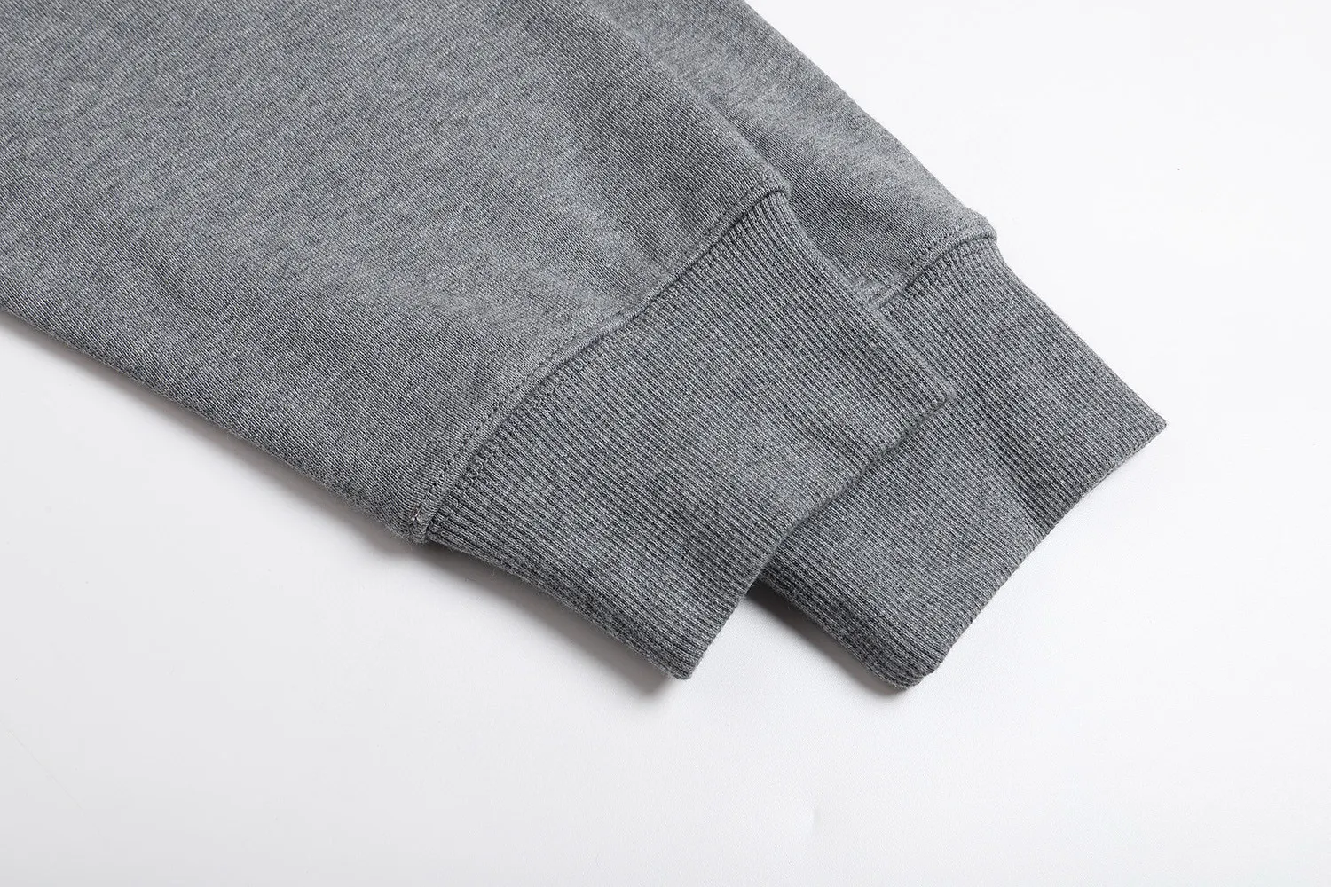 🅿️360 [Exclusive supply] CD small letter slogan printed round neck sweatshirt (grey) The original version was purchased for 6,700 and developed. The fabric is made of 380g combed cotton double-ply terry sweatshirt material. This Montaigne is a new product in the 2025 winter series, highlighting the Dior heritage. Crafted from lightweight black cotton fleece, it features the Dior Montaigne print on the chest. Relaxed cut, can be worn with it to create a sophisticated casual look. Cotton fleece fabric is a knitted fabric made of 100% cotton. Through processes such as brushing and raising, a short layer of fluff is formed on the surface of the fabric. The advantages of this kind of fabric are that it has a soft texture, good breathability, good hygroscopicity, and no static electricity. It also has a certain degree of elasticity and can well maintain the shape of the clothing. In addition, cotton fleece terry fabric also has good thermal insulation properties, which can effectively lock in temperature and keep you warm. Size:S/M/L/XL