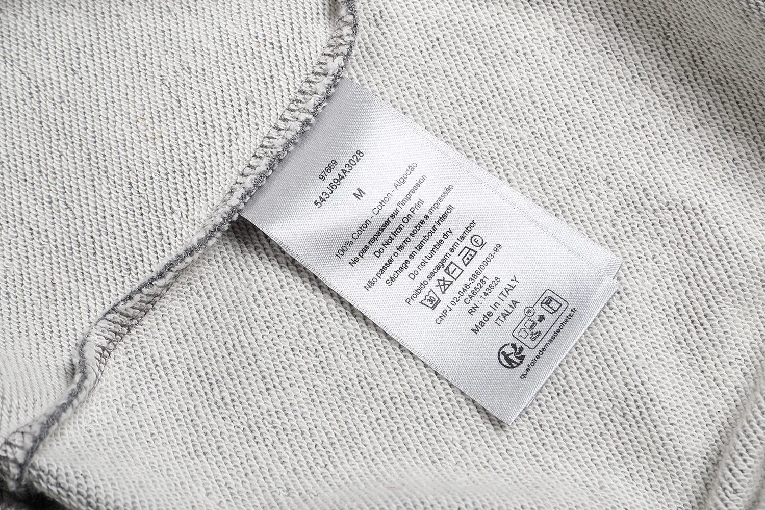 🅿️360 [Exclusive supply] CD small letter slogan printed round neck sweatshirt (grey) The original version was purchased for 6,700 and developed. The fabric is made of 380g combed cotton double-ply terry sweatshirt material. This Montaigne is a new product in the 2025 winter series, highlighting the Dior heritage. Crafted from lightweight black cotton fleece, it features the Dior Montaigne print on the chest. Relaxed cut, can be worn with it to create a sophisticated casual look. Cotton fleece fabric is a knitted fabric made of 100% cotton. Through processes such as brushing and raising, a short layer of fluff is formed on the surface of the fabric. The advantages of this kind of fabric are that it has a soft texture, good breathability, good hygroscopicity, and no static electricity. It also has a certain degree of elasticity and can well maintain the shape of the clothing. In addition, cotton fleece terry fabric also has good thermal insulation properties, which can effectively lock in temperature and keep you warm. Size:S/M/L/XL