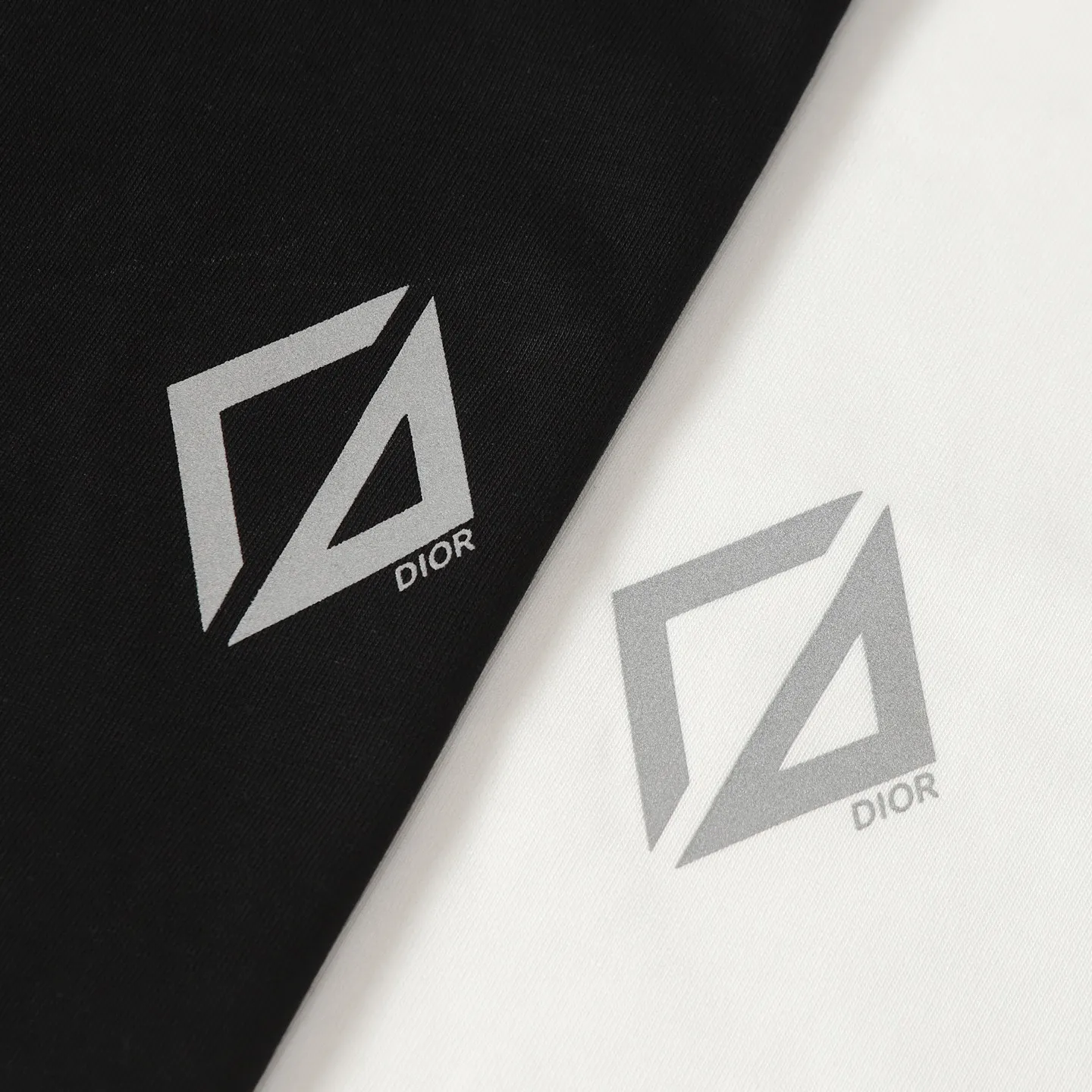 🅿️170 Reflective DIOR Dior CD diamond-shaped reflective letter short-sleeved T-shirt. A very simple and elegant style that is unparalleled in terms of upper body comfort. It interprets your luxury and taste and creates your fashionable charm! Washing method: It is recommended to dry clean or wrap the reverse side of the laundry bag in cold water and quickly machine wash it naturally to dry! Same style for men and women Color: White/Black Size: xs-l