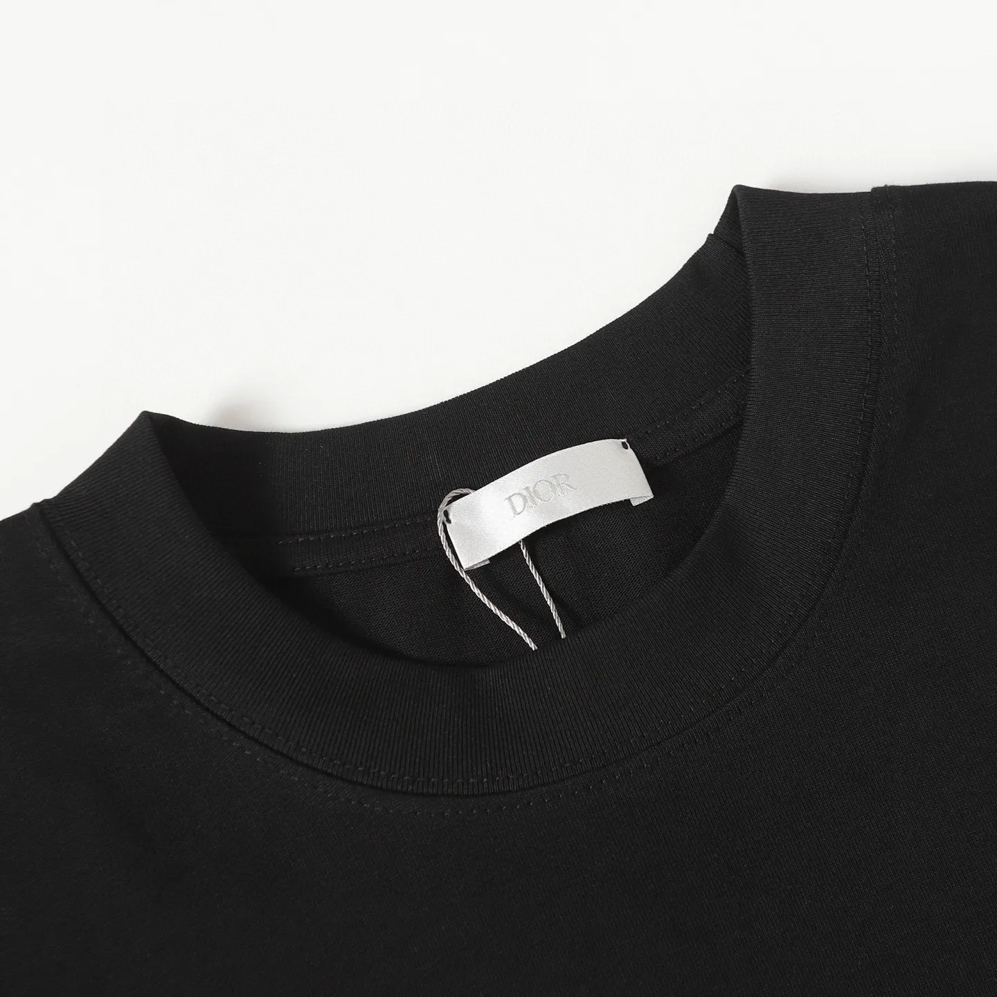 🅿️170 Reflective DIOR Dior CD diamond-shaped reflective letter short-sleeved T-shirt. A very simple and elegant style that is unparalleled in terms of upper body comfort. It interprets your luxury and taste and creates your fashionable charm! Washing method: It is recommended to dry clean or wrap the reverse side of the laundry bag in cold water and quickly machine wash it naturally to dry! Same style for men and women Color: White/Black Size: xs-l