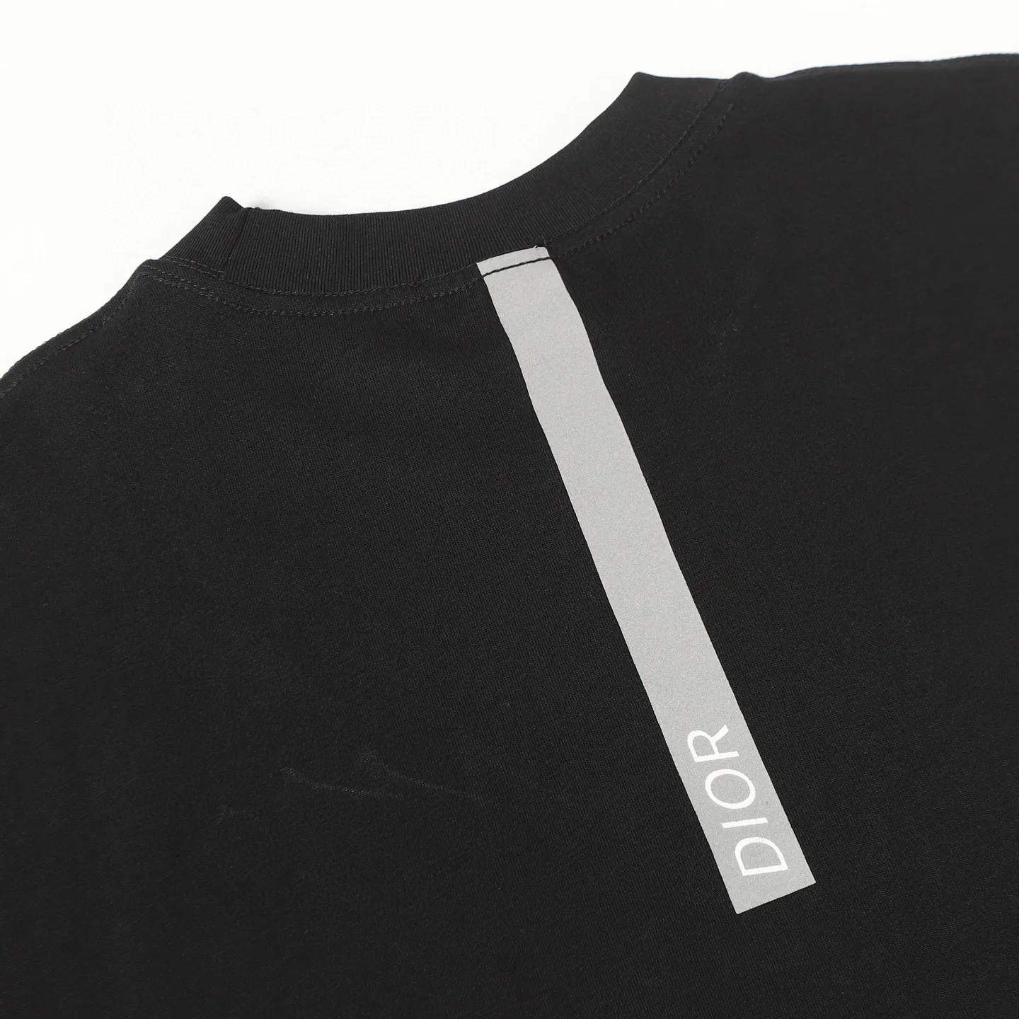 🅿️170 Reflective DIOR Dior CD diamond-shaped reflective letter short-sleeved T-shirt. A very simple and elegant style that is unparalleled in terms of upper body comfort. It interprets your luxury and taste and creates your fashionable charm! Washing method: It is recommended to dry clean or wrap the reverse side of the laundry bag in cold water and quickly machine wash it naturally to dry! Same style for men and women Color: White/Black Size: xs-l