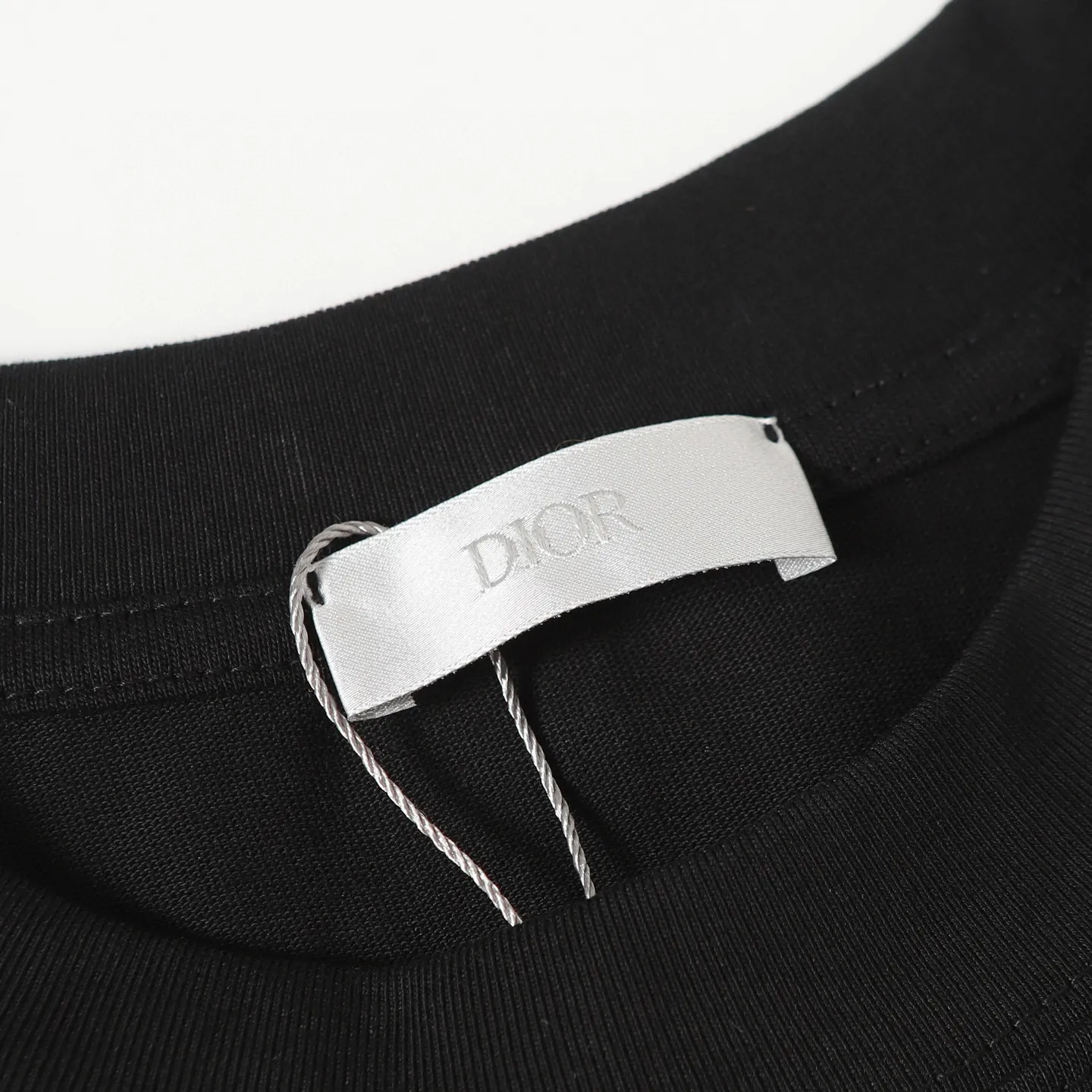 🅿️170 Reflective DIOR Dior CD diamond-shaped reflective letter short-sleeved T-shirt. A very simple and elegant style that is unparalleled in terms of upper body comfort. It interprets your luxury and taste and creates your fashionable charm! Washing method: It is recommended to dry clean or wrap the reverse side of the laundry bag in cold water and quickly machine wash it naturally to dry! Same style for men and women Color: White/Black Size: xs-l