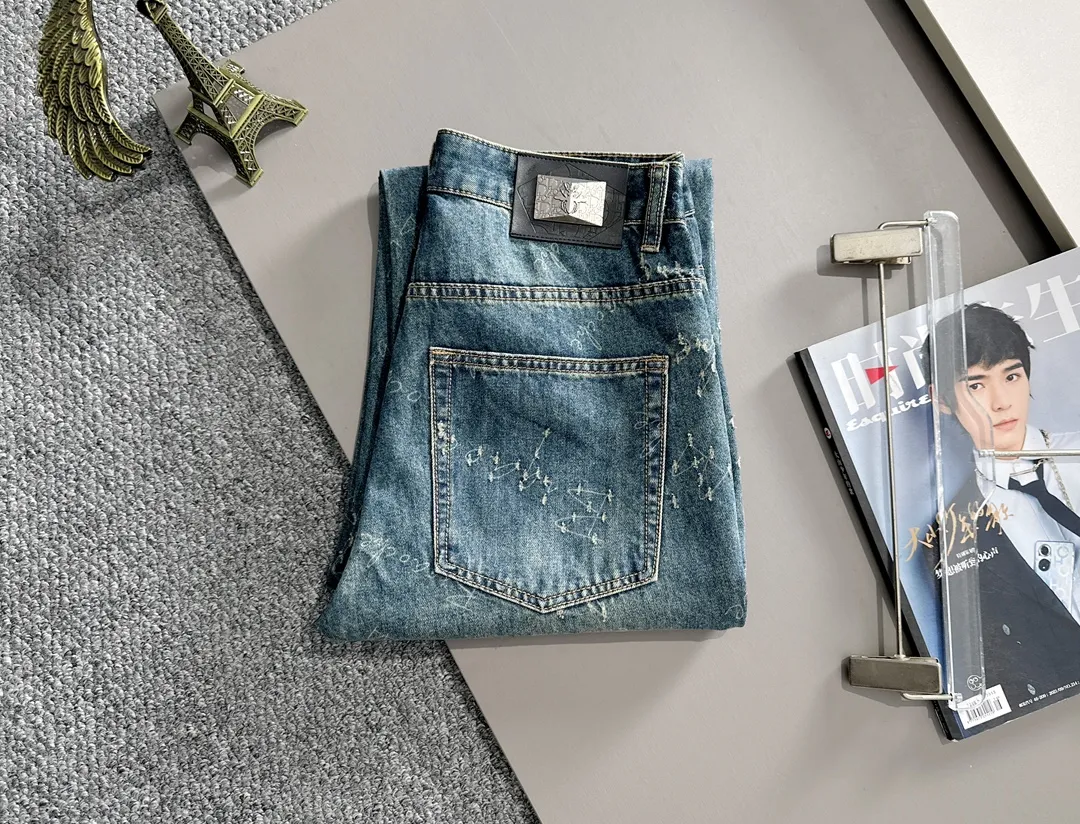 🅿️400 Dior 2025 four-season classic jeans straight trousers, the trend in the trend! Many fashion bloggers control the upper body. The water is woven from imported Japanese Denim plain cotton denim fabric. It has three standards, is soft, delicate, comfortable and breathable. The color has a modern and fashionable vicissitudes. The upper body is versatile and fashionable! Light luxury, a must-have item for daily commuting! Code number: 28-40 (please state your height and weight when placing an order)