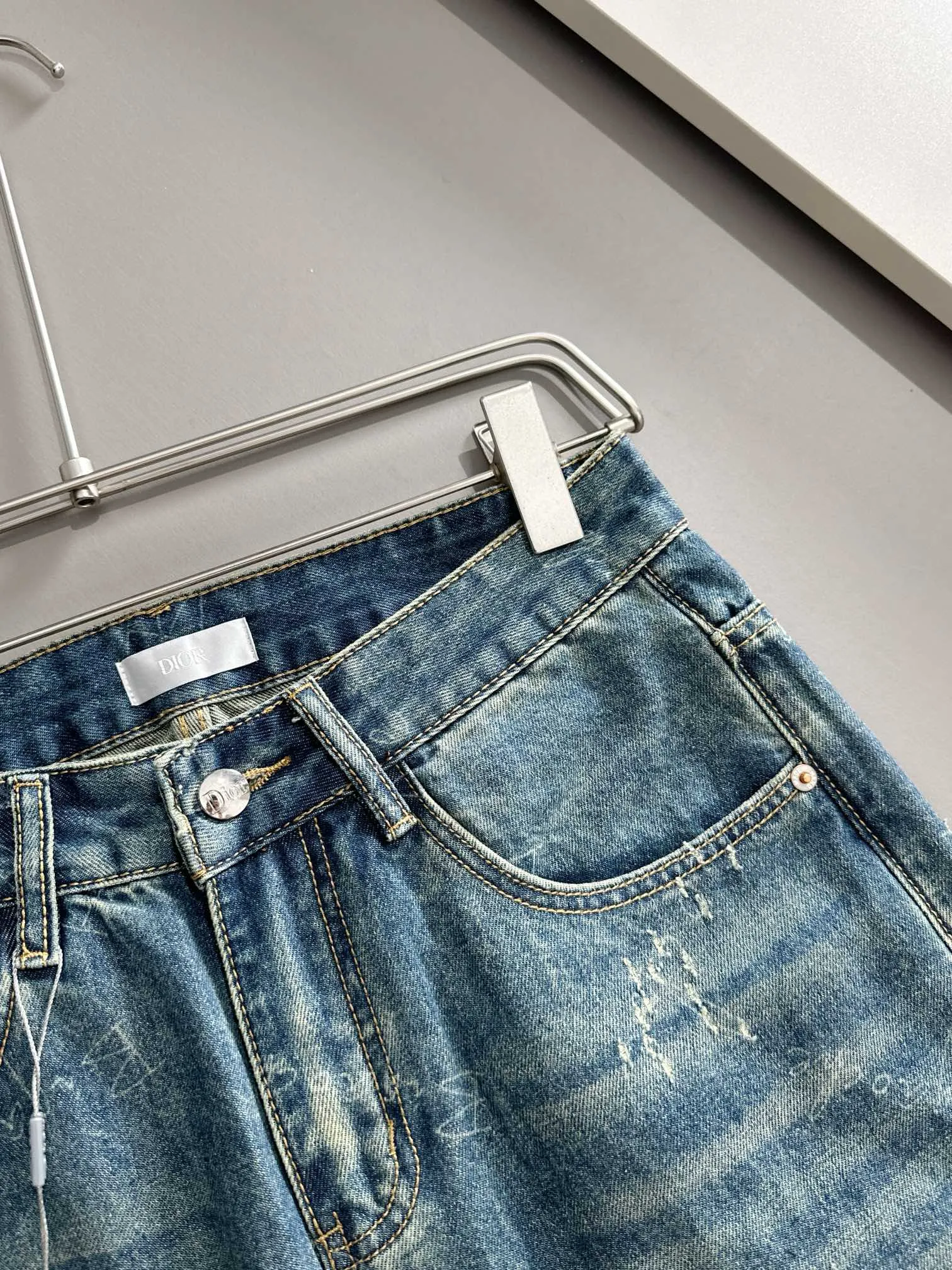 🅿️400 Dior 2025 four-season classic jeans straight trousers, the trend in the trend! Many fashion bloggers control the upper body. The water is woven from imported Japanese Denim plain cotton denim fabric. It has three standards, is soft, delicate, comfortable and breathable. The color has a modern and fashionable vicissitudes. The upper body is versatile and fashionable! Light luxury, a must-have item for daily commuting! Code number: 28-40 (please state your height and weight when placing an order)