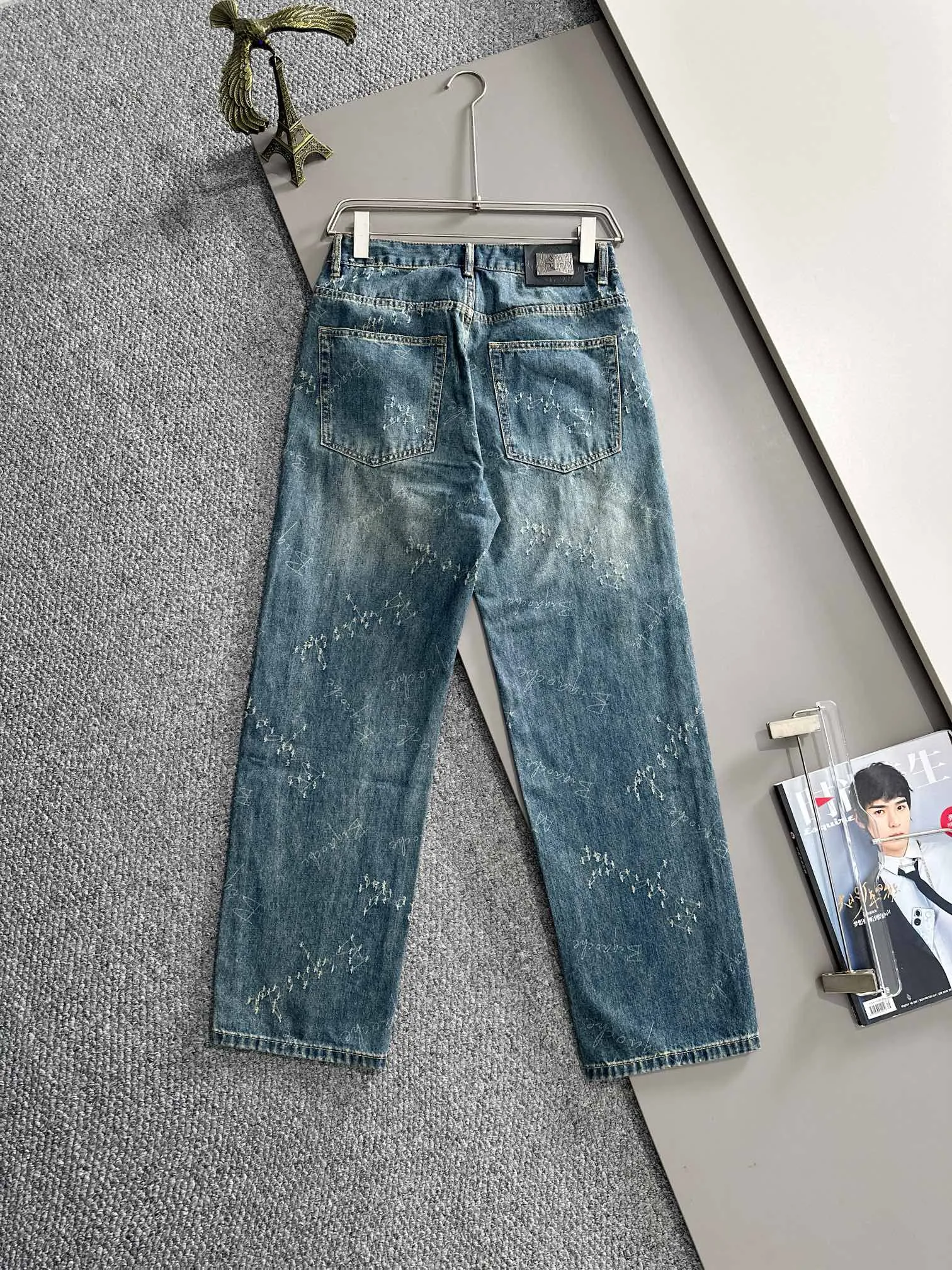 🅿️400 Dior 2025 four-season classic jeans straight trousers, the trend in the trend! Many fashion bloggers control the upper body. The water is woven from imported Japanese Denim plain cotton denim fabric. It has three standards, is soft, delicate, comfortable and breathable. The color has a modern and fashionable vicissitudes. The upper body is versatile and fashionable! Light luxury, a must-have item for daily commuting! Code number: 28-40 (please state your height and weight when placing an order)