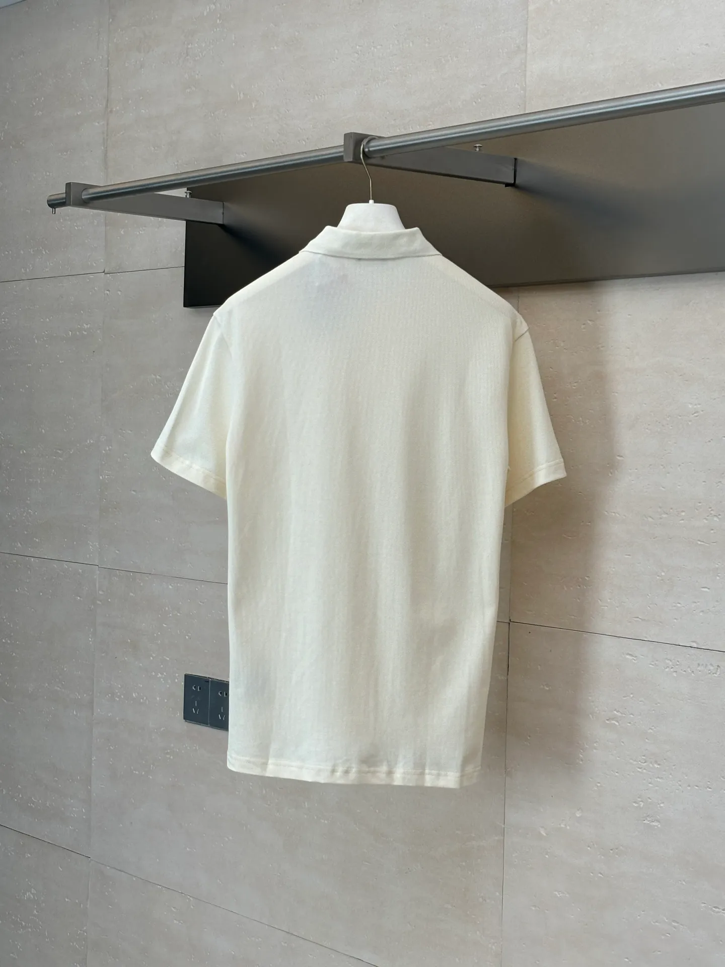 🅿️300 Dio*/Dior 25Ss new Diamond patch lapel short-sleeved polo shirt. Customized pique pure cotton sateen, soft and waxy to the touch, light and smooth. The fabric has been washed and feels better. It is not easy to deform, shrink or fade. It maintains long-term beauty. With its pure color, it demonstrates the perfect fusion of elegance and simplicity. The Diamond rubber patch logo on the chest is vividly used on the clothes. The infrared positioning "patch" of the imported special machine is used. The position is more precise and firm. Size: S/M/L/XL