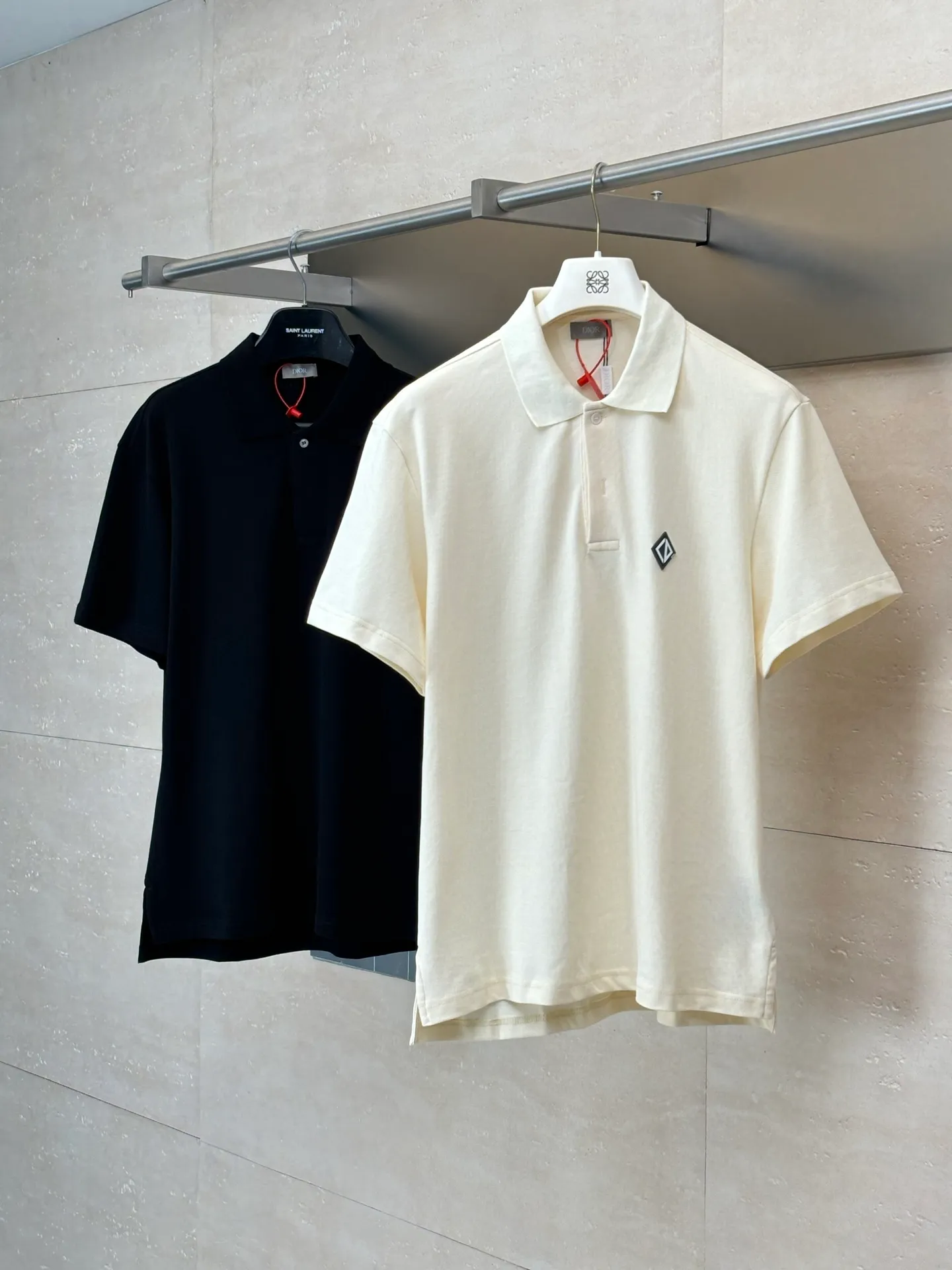 🅿️300 Dio*/Dior 25Ss new Diamond patch lapel short-sleeved polo shirt. Customized pique pure cotton sateen, soft and waxy to the touch, light and smooth. The fabric has been washed and feels better. It is not easy to deform, shrink or fade. It maintains long-term beauty. With its pure color, it demonstrates the perfect fusion of elegance and simplicity. The Diamond rubber patch logo on the chest is vividly used on the clothes. The infrared positioning "patch" of the imported special machine is used. The position is more precise and firm. Size: S/M/L/XL