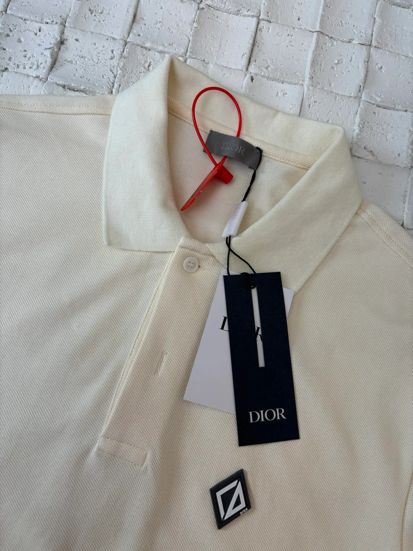 🅿️300 Dio*/Dior 25Ss new Diamond patch lapel short-sleeved polo shirt. Customized pique pure cotton sateen, soft and waxy to the touch, light and smooth. The fabric has been washed and feels better. It is not easy to deform, shrink or fade. It maintains long-term beauty. With its pure color, it demonstrates the perfect fusion of elegance and simplicity. The Diamond rubber patch logo on the chest is vividly used on the clothes. The infrared positioning "patch" of the imported special machine is used. The position is more precise and firm. Size: S/M/L/XL