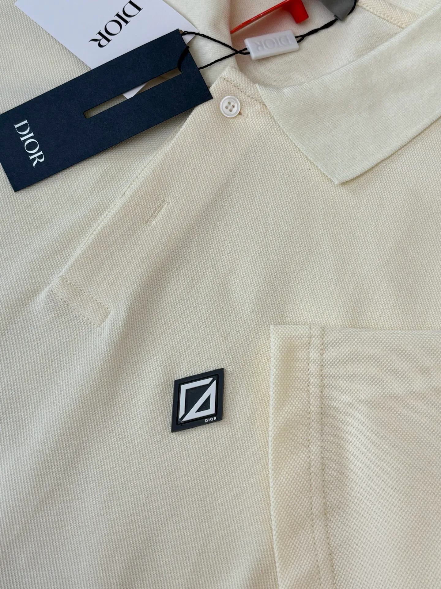 🅿️300 Dio*/Dior 25Ss new Diamond patch lapel short-sleeved polo shirt. Customized pique pure cotton sateen, soft and waxy to the touch, light and smooth. The fabric has been washed and feels better. It is not easy to deform, shrink or fade. It maintains long-term beauty. With its pure color, it demonstrates the perfect fusion of elegance and simplicity. The Diamond rubber patch logo on the chest is vividly used on the clothes. The infrared positioning "patch" of the imported special machine is used. The position is more precise and firm. Size: S/M/L/XL