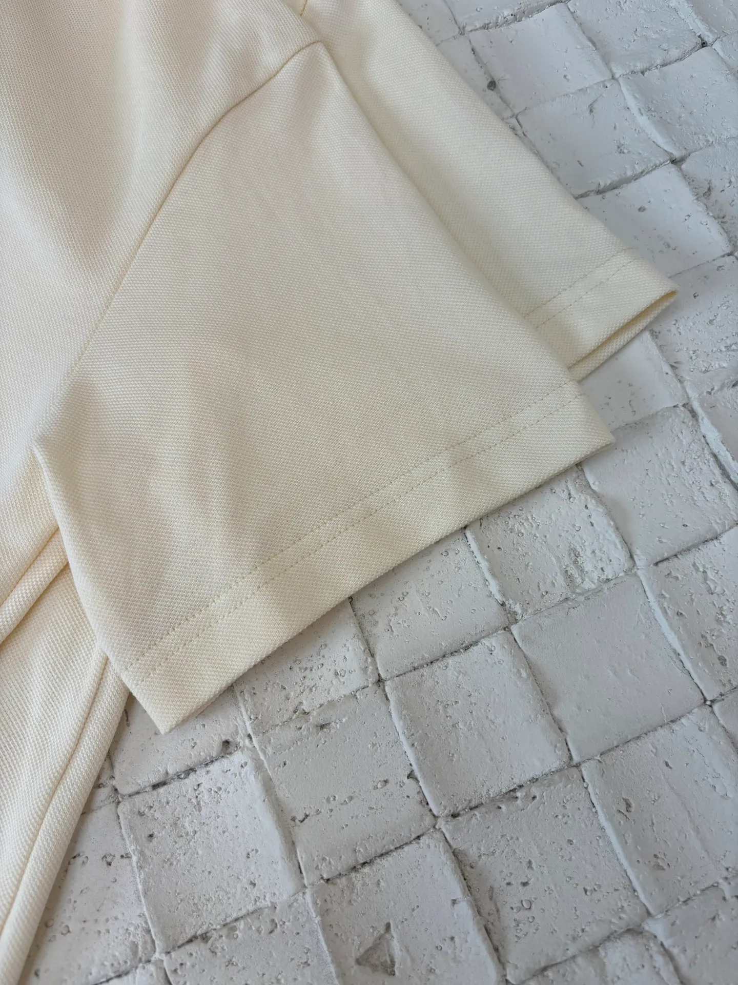 🅿️300 Dio*/Dior 25Ss new Diamond patch lapel short-sleeved polo shirt. Customized pique pure cotton sateen, soft and waxy to the touch, light and smooth. The fabric has been washed and feels better. It is not easy to deform, shrink or fade. It maintains long-term beauty. With its pure color, it demonstrates the perfect fusion of elegance and simplicity. The Diamond rubber patch logo on the chest is vividly used on the clothes. The infrared positioning "patch" of the imported special machine is used. The position is more precise and firm. Size: S/M/L/XL