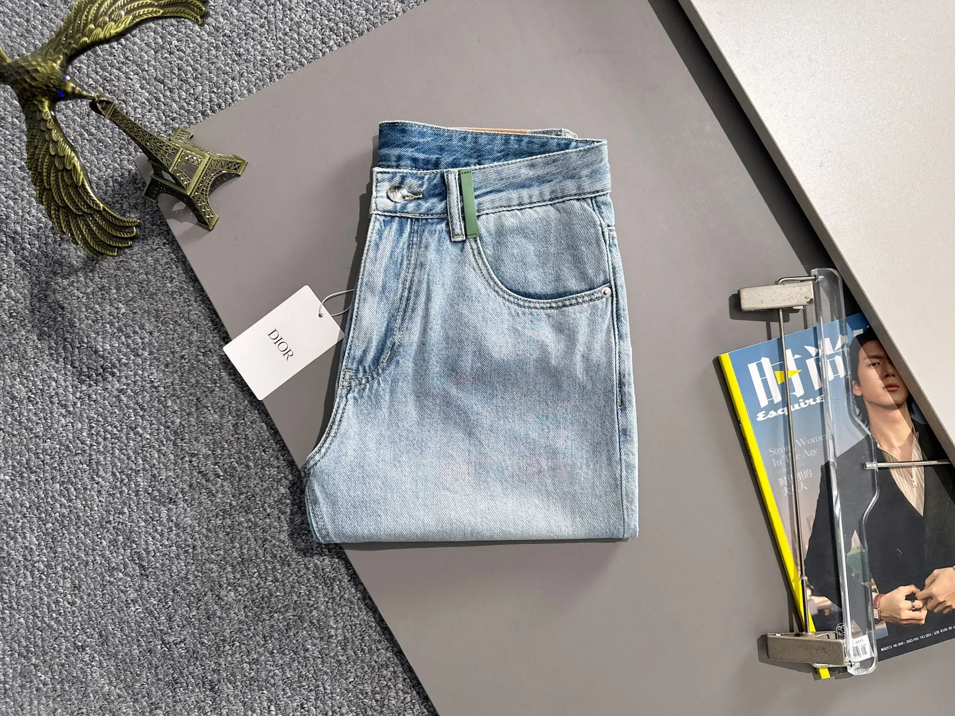 🅿️330 Dior 2025 summer new jeans denim shorts are produced using imported Japanese Denim plain cotton denim fabrics, complete with three standards. The top stone-washed process makes the texture reach the old taste of the 1980s. It is soft, delicate, comfortable and breathable. The color has a modern and fashionable vicissitudes. The upper body is versatile and fashionable! Light luxury, a must-have item for daily commuting! Code number: 28-40 (please state your height and weight when placing an order)