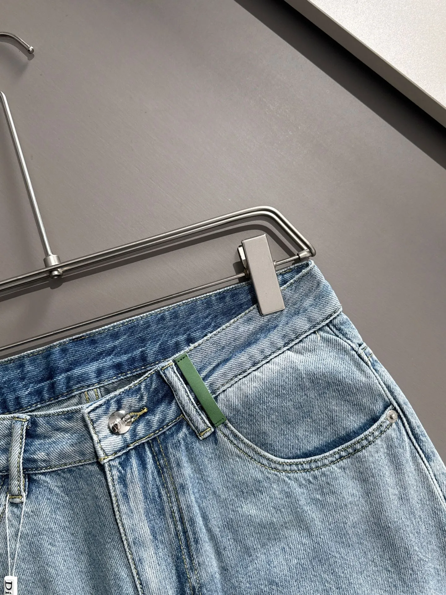 🅿️330 Dior 2025 summer new jeans denim shorts are produced using imported Japanese Denim plain cotton denim fabrics, complete with three standards. The top stone-washed process makes the texture reach the old taste of the 1980s. It is soft, delicate, comfortable and breathable. The color has a modern and fashionable vicissitudes. The upper body is versatile and fashionable! Light luxury, a must-have item for daily commuting! Code number: 28-40 (please state your height and weight when placing an order)
