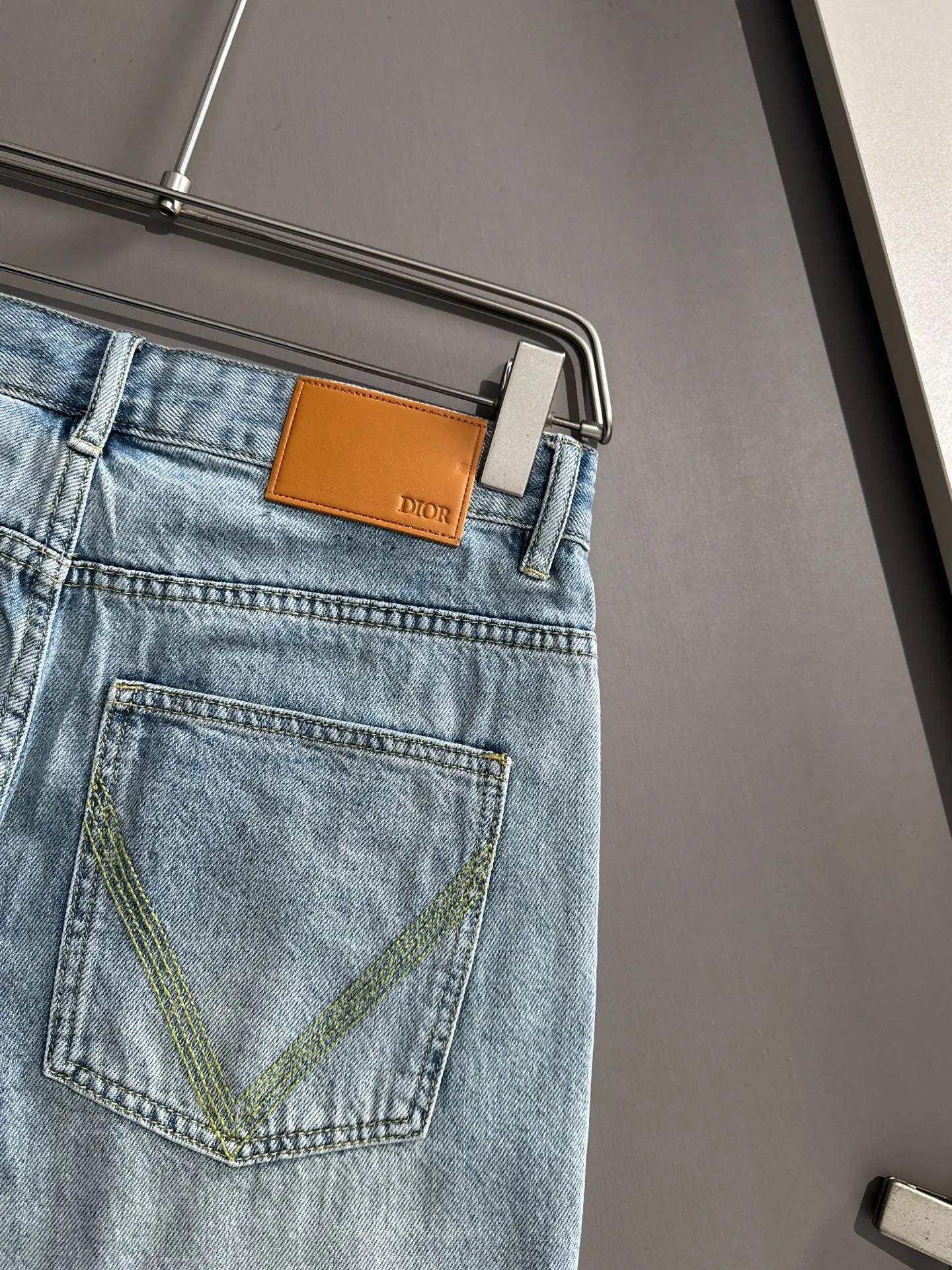 🅿️330 Dior 2025 summer new jeans denim shorts are produced using imported Japanese Denim plain cotton denim fabrics, complete with three standards. The top stone-washed process makes the texture reach the old taste of the 1980s. It is soft, delicate, comfortable and breathable. The color has a modern and fashionable vicissitudes. The upper body is versatile and fashionable! Light luxury, a must-have item for daily commuting! Code number: 28-40 (please state your height and weight when placing an order)